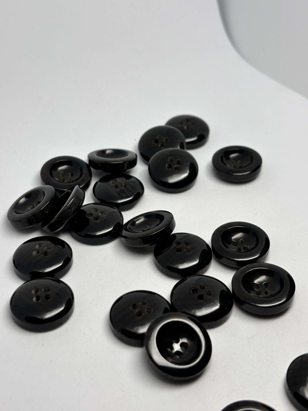 Botón 470/EH de poliéster negro de 4 agujeros, 20 mm (32L)
