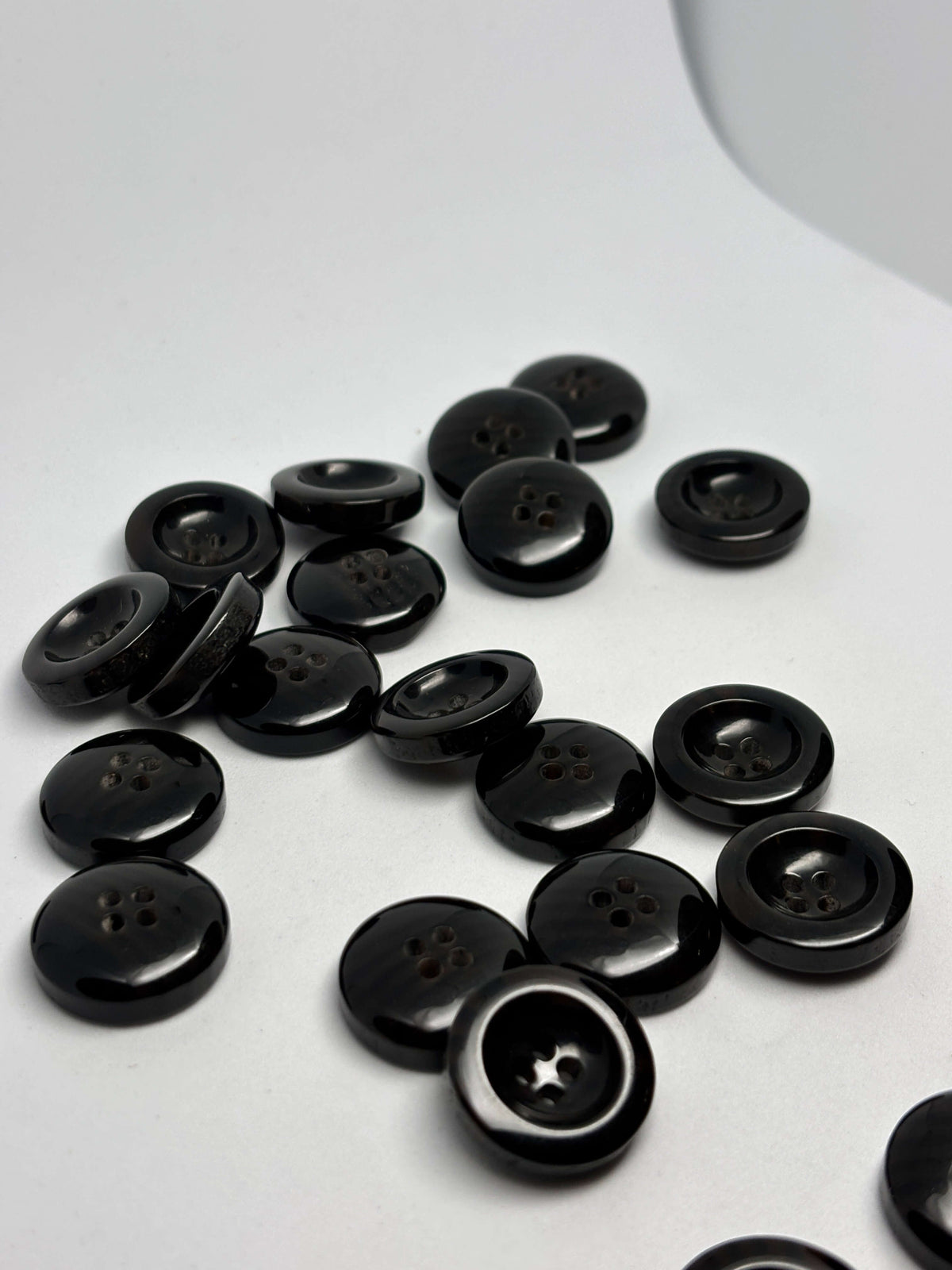 Botón 470/EH de poliéster negro de 4 agujeros, 20 mm (32L)