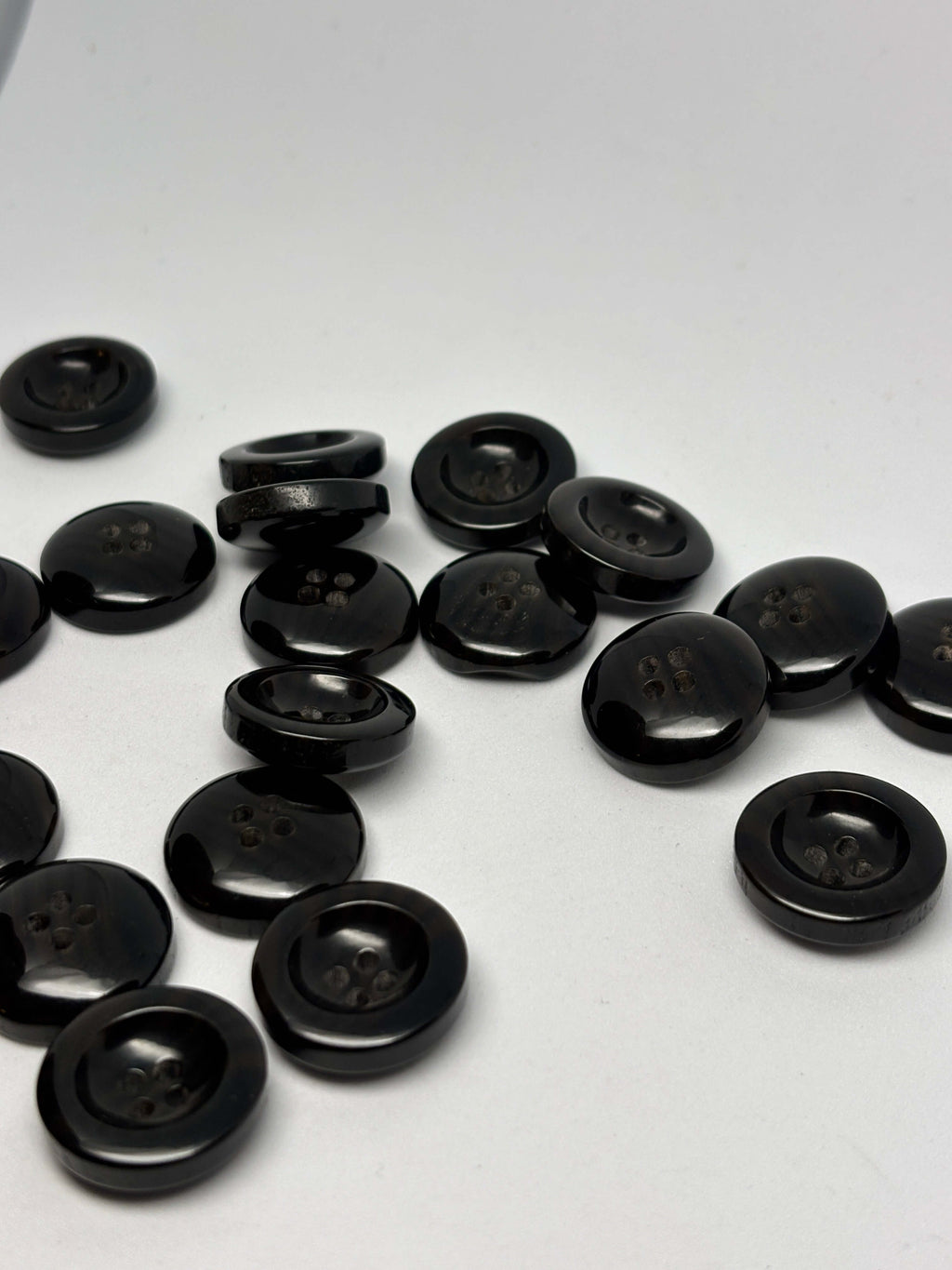 Botón 470/EH de poliéster negro de 4 agujeros, 20 mm (32L)