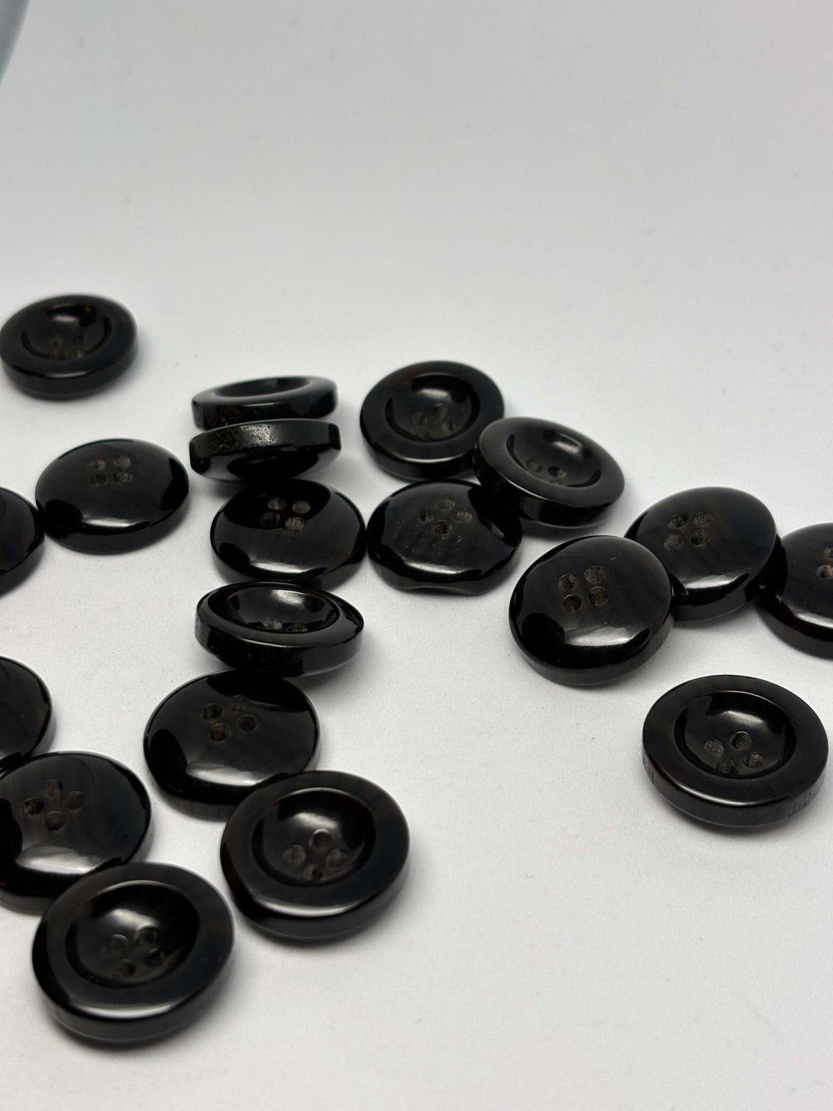 Botón 470/EH de poliéster negro de 4 agujeros, 20 mm (32L)