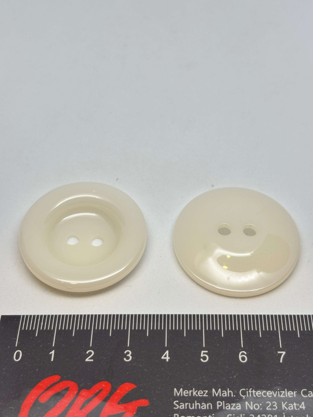 Botón 7954 de poliéster blanco con 2 agujeros y 38 mm (60L)