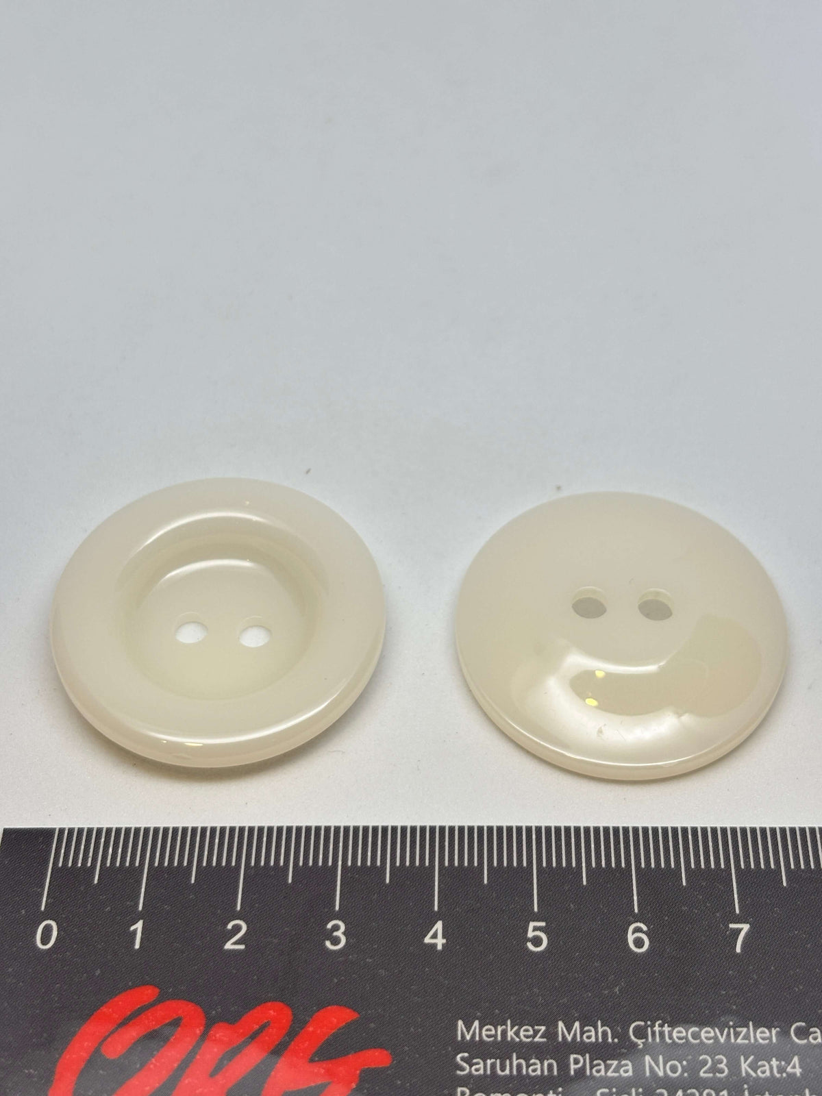 Botón 7954 de poliéster blanco con 2 agujeros y 38 mm (60L)