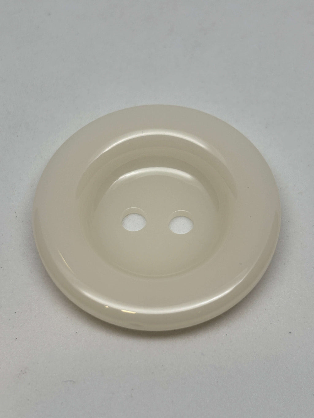 Botón 7954 de poliéster blanco con 2 agujeros y 38 mm (60L)