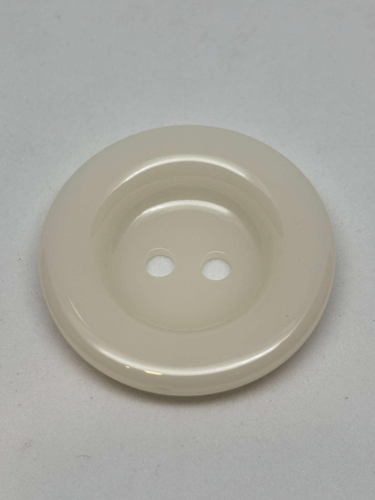 Botón 7954 de poliéster blanco con 2 agujeros y 38 mm (60L)