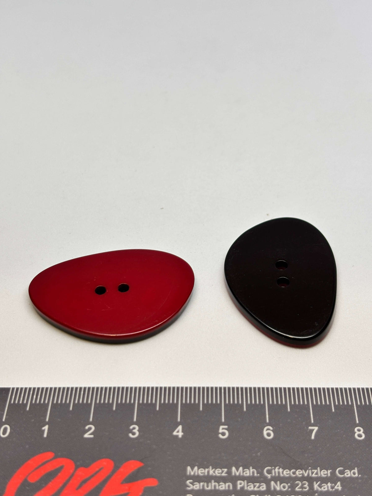 Botón 95781/374 de poliéster rojo de 2 agujeros, 46 mm (72L)