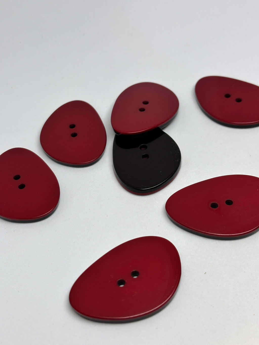 Botón 95781/374 de poliéster rojo de 2 agujeros, 46 mm (72L)