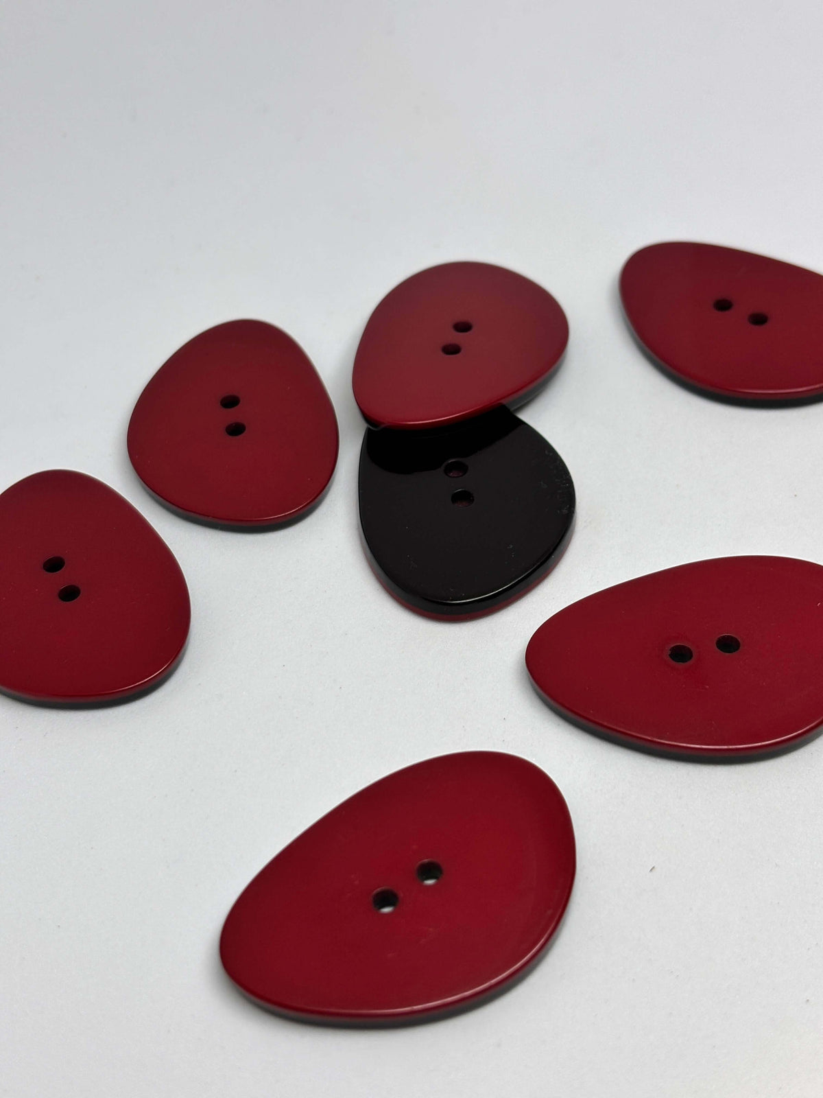 Botón 95781/374 de poliéster rojo de 2 agujeros, 46 mm (72L)