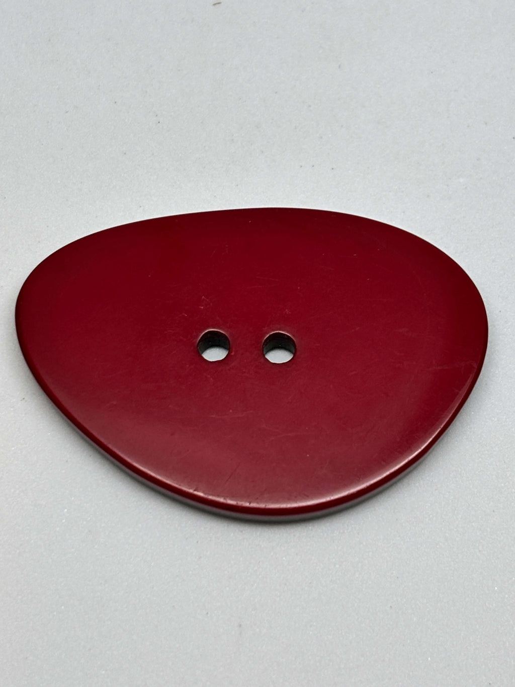 Botón 95781/374 de poliéster rojo de 2 agujeros, 46 mm (72L)