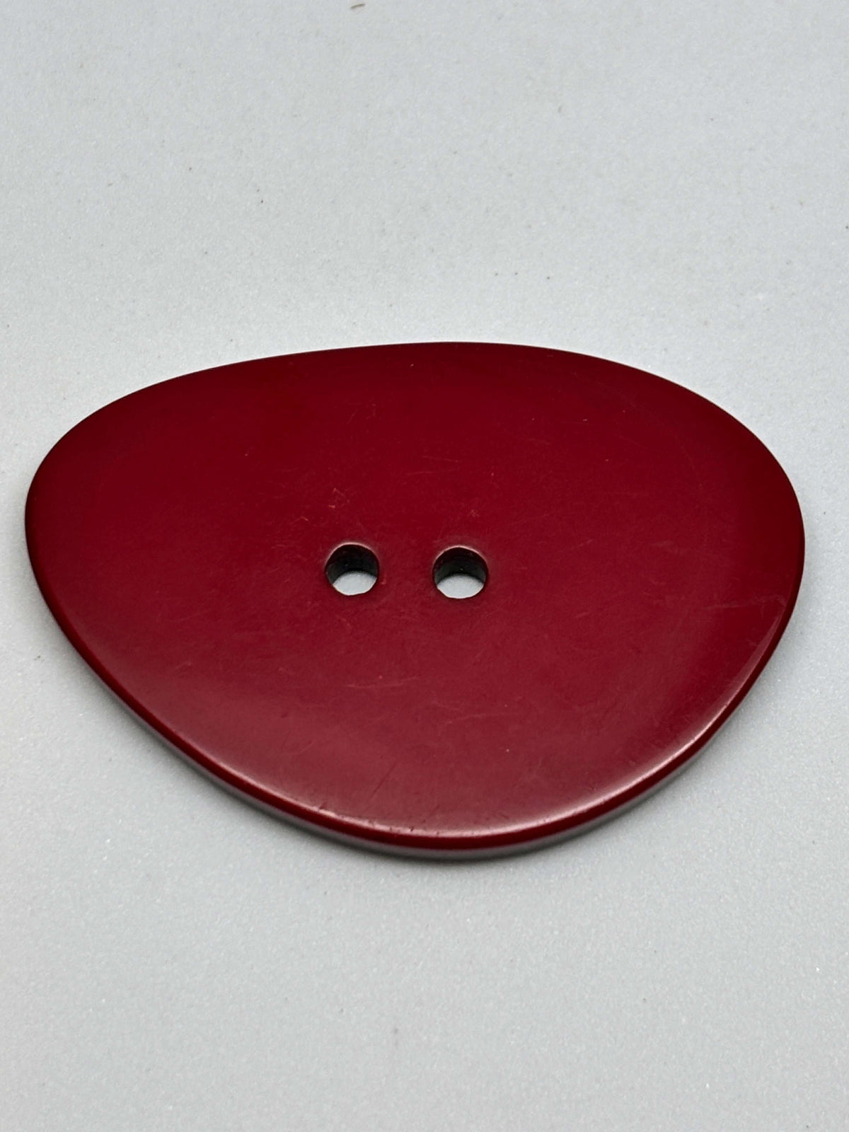 Botón 95781/374 de poliéster rojo de 2 agujeros, 46 mm (72L)