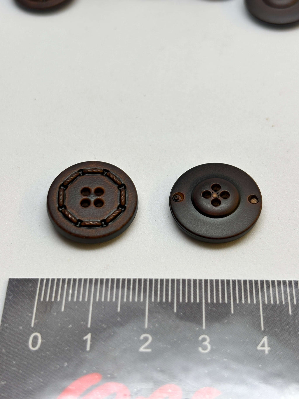 Botón B5524 de poliéster color bronce, 4 agujeros, 18 mm (28L)