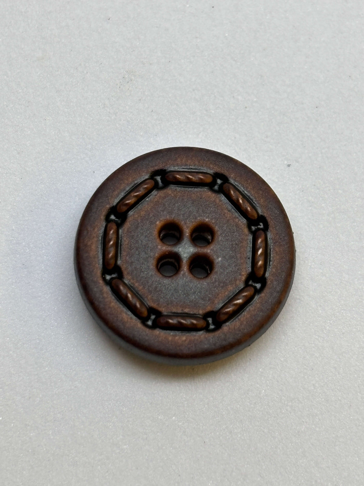 Botón B5524 de poliéster color bronce, 4 agujeros, 18 mm (28L)