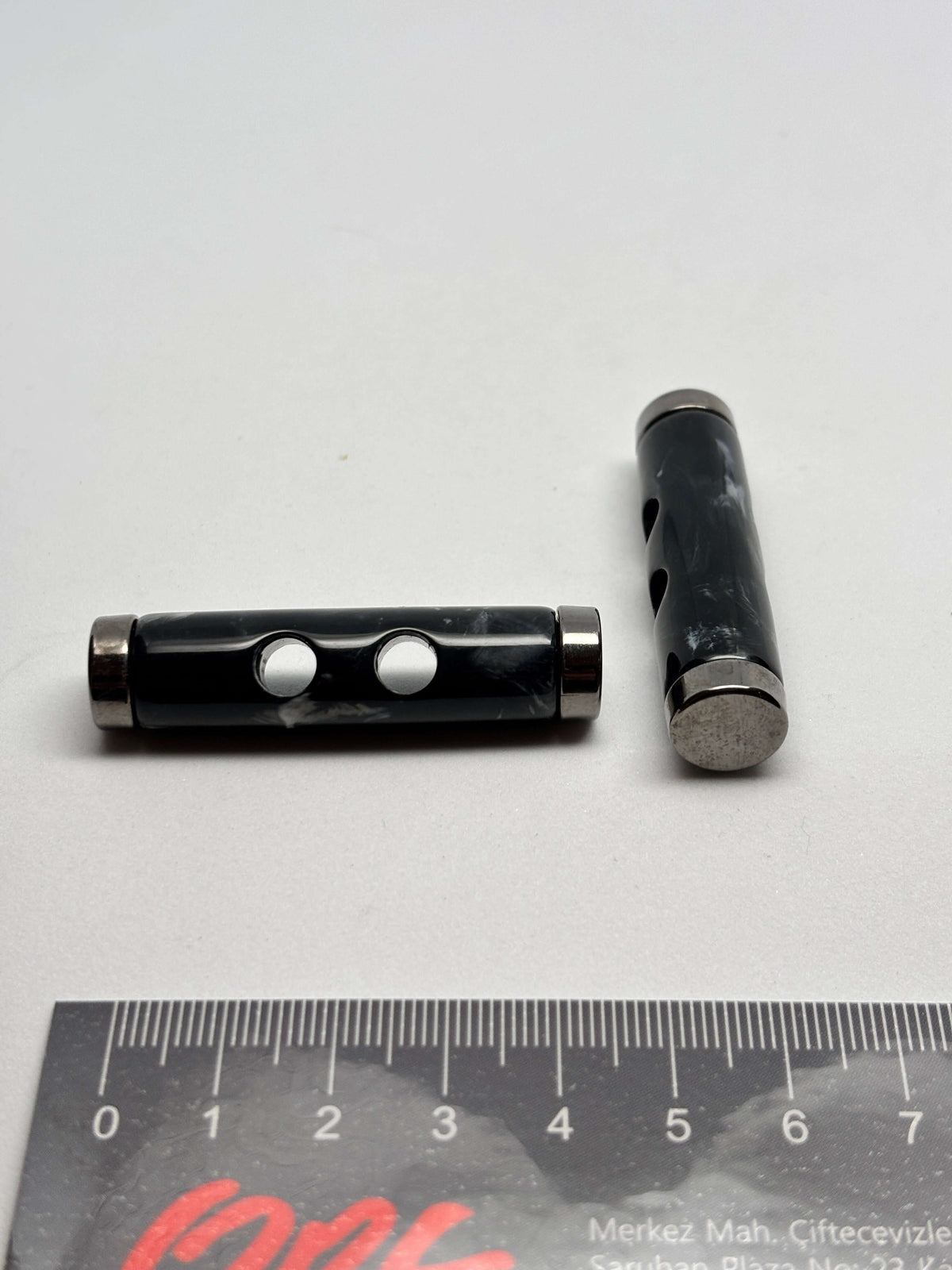 Botón B7917 de poliéster negro de 2 agujeros, 32 mm (50L)
