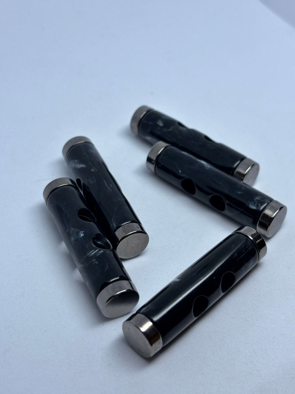 Botón B7917 de poliéster negro de 2 agujeros, 32 mm (50L)