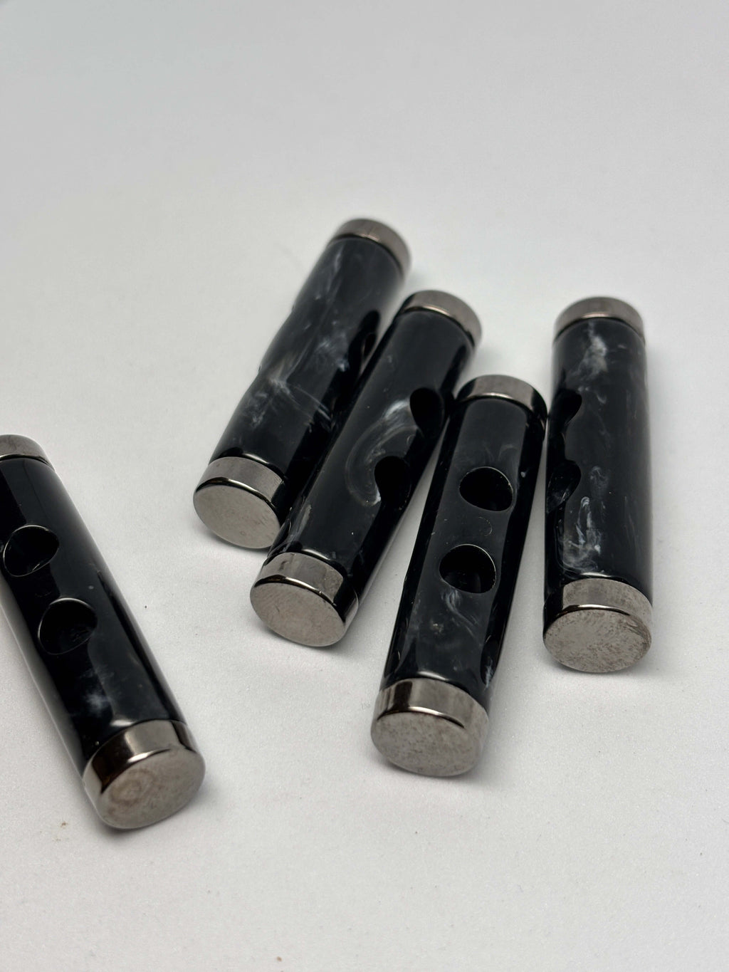 Botón B7917 de poliéster negro de 2 agujeros, 32 mm (50L)