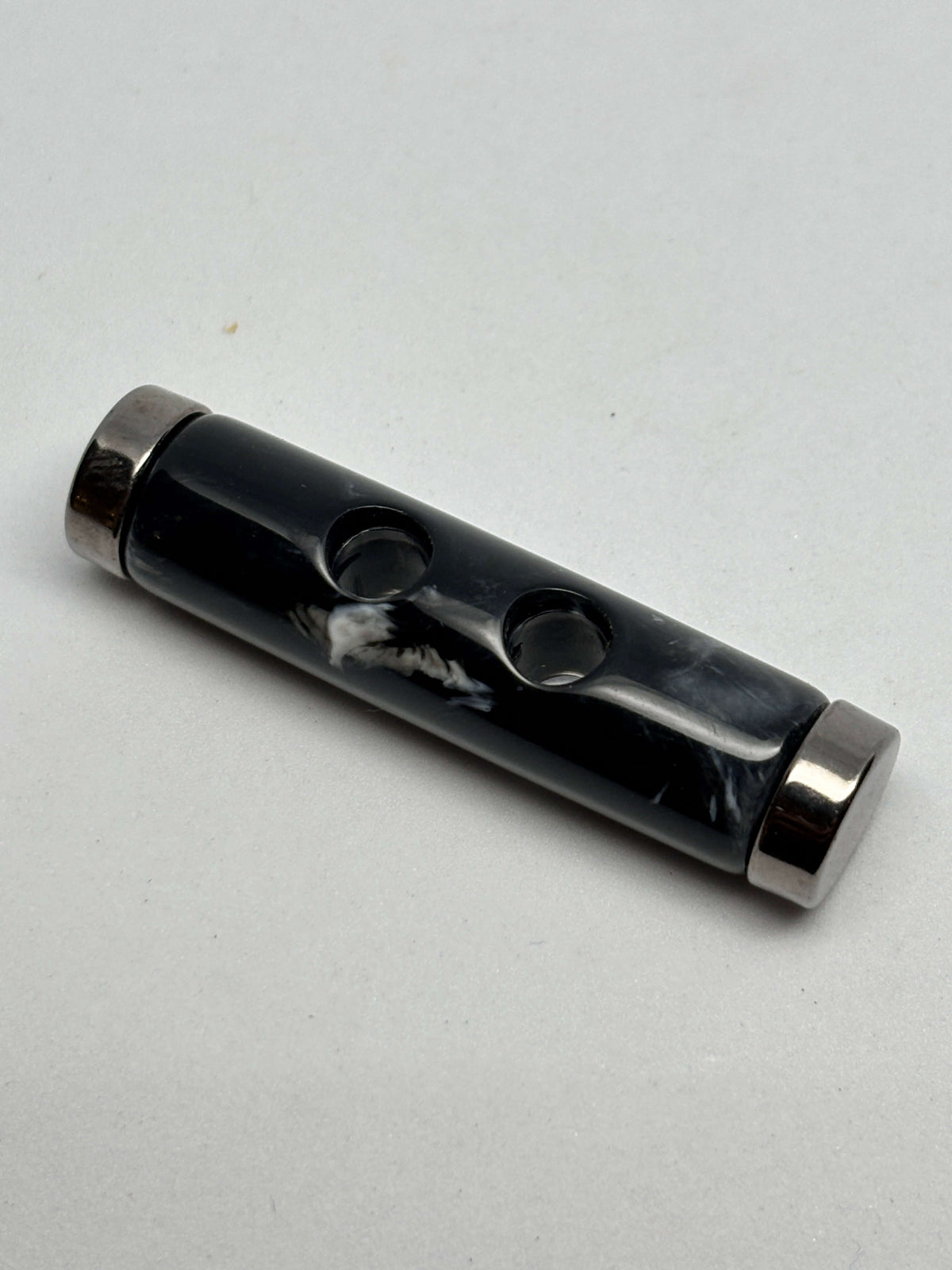 Botón B7917 de poliéster negro de 2 agujeros, 32 mm (50L)