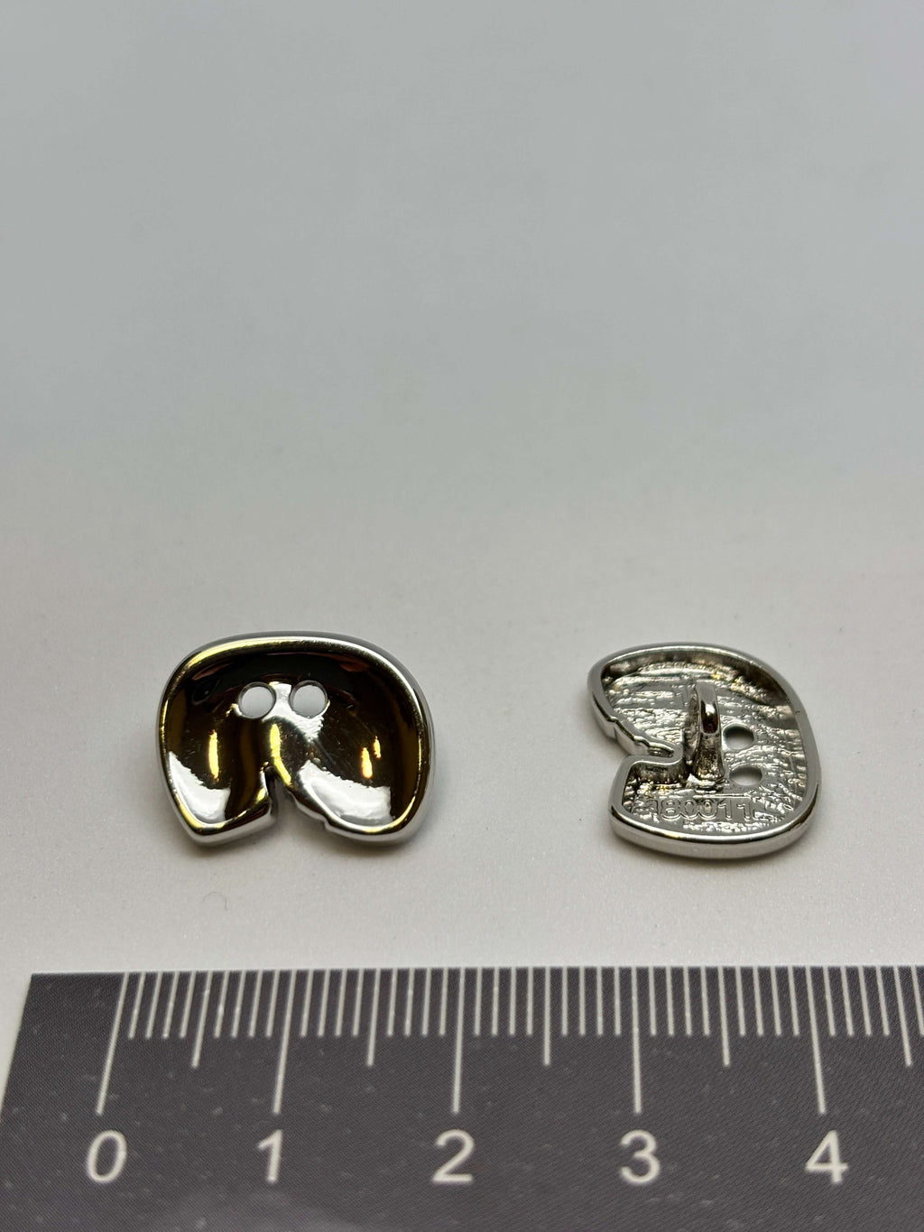 Botón B8011 de poliéster de 2 colores con 2 agujeros de 18-23mm (28L-36L)