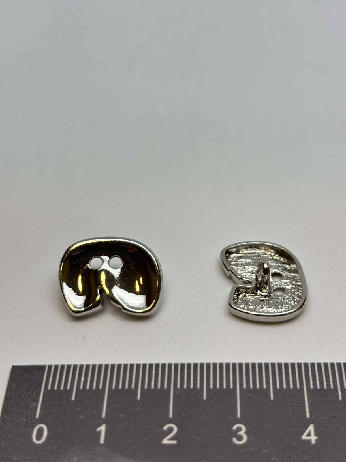 Botón B8011 de poliéster de 2 colores con 2 agujeros de 18-23mm (28L-36L)