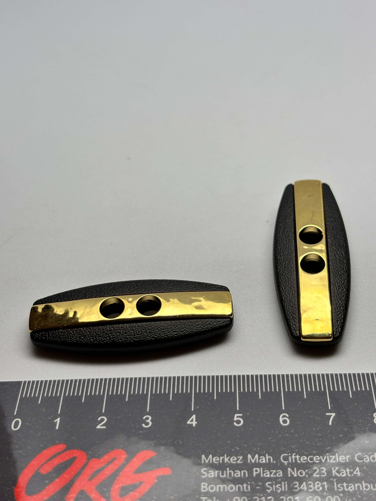 Botón B8464 de poliéster marrón con 2 agujeros, 32 mm (50L)