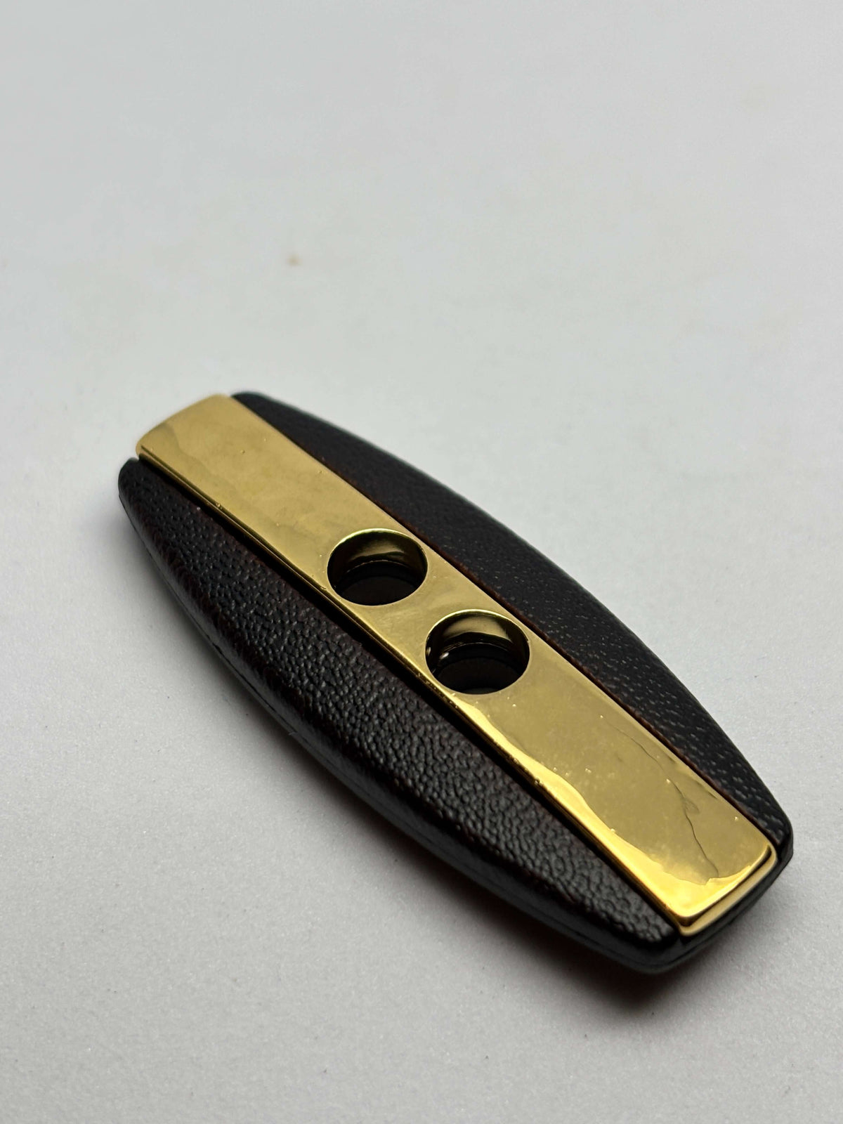 Botón B8464 de poliéster marrón con 2 agujeros, 32 mm (50L)