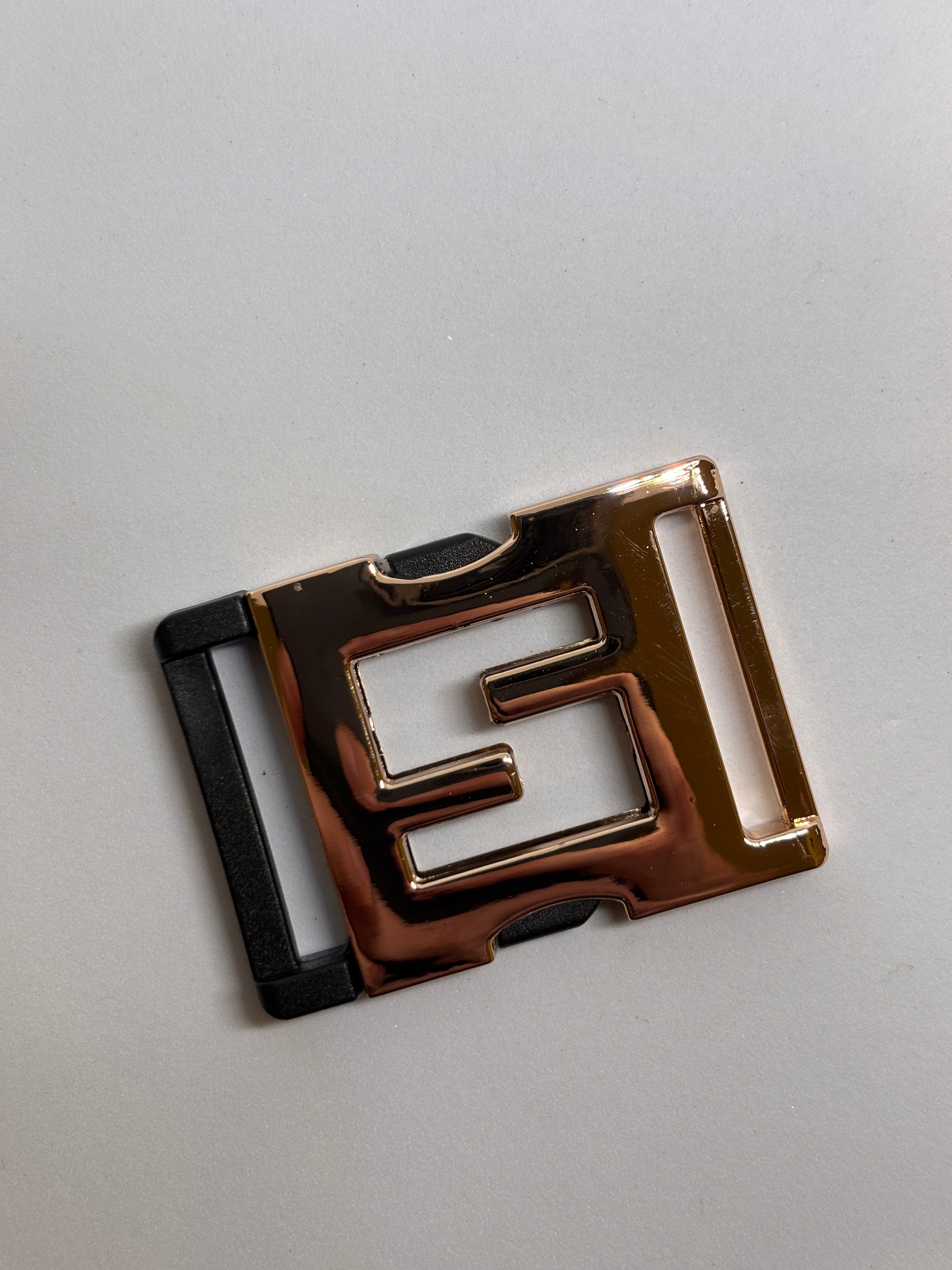 Hebilla E1490, hebilla de cinturón con diseño moderno y acabado brillante. belt buckle