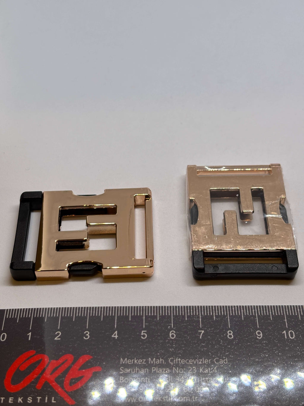 Hebilla E1490, hebilla de cinturón con diseño moderno y acabado brillante. belt buckle