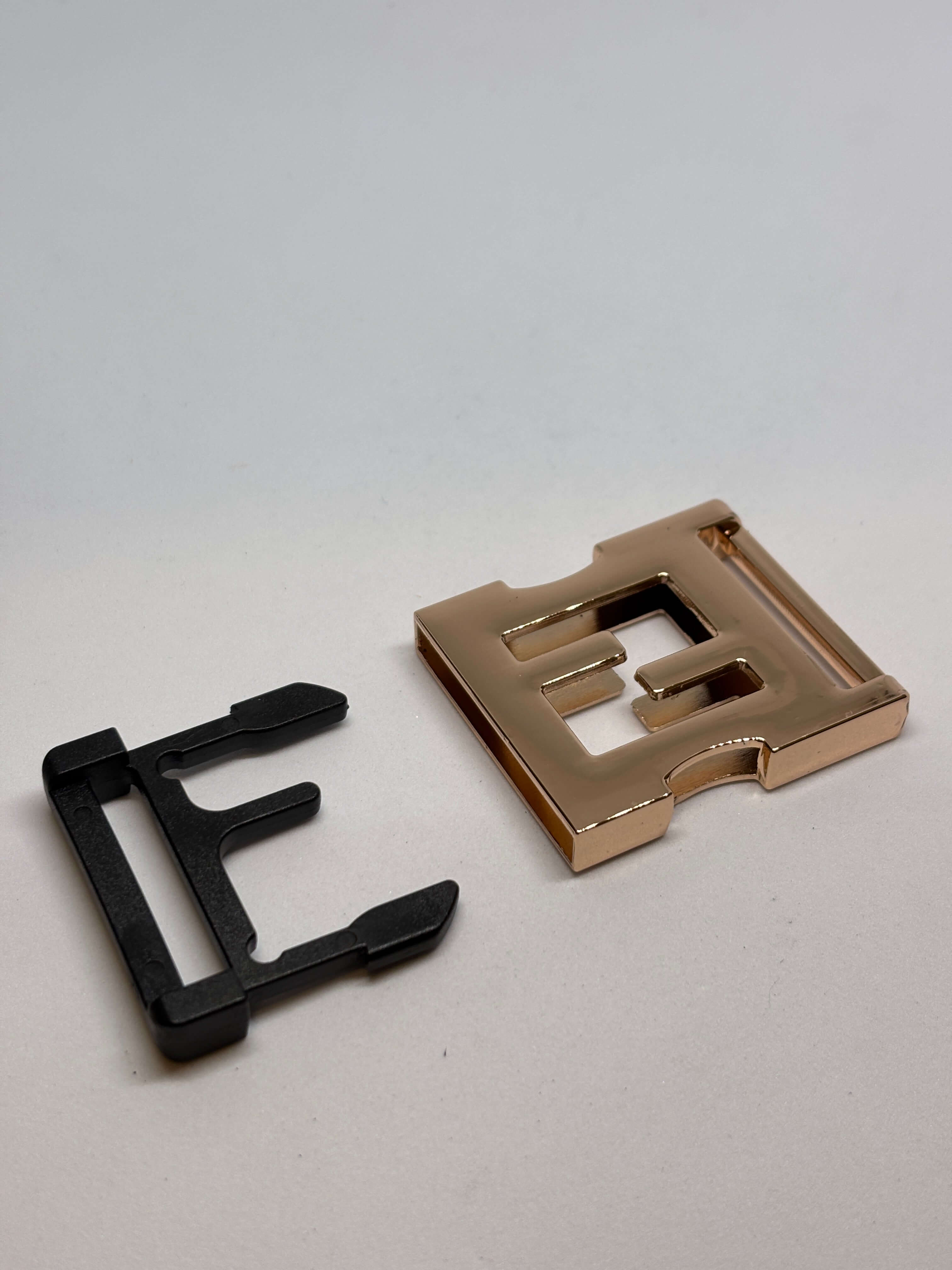 Hebilla E1490, hebilla de cinturón con diseño moderno y acabado brillante. belt buckle