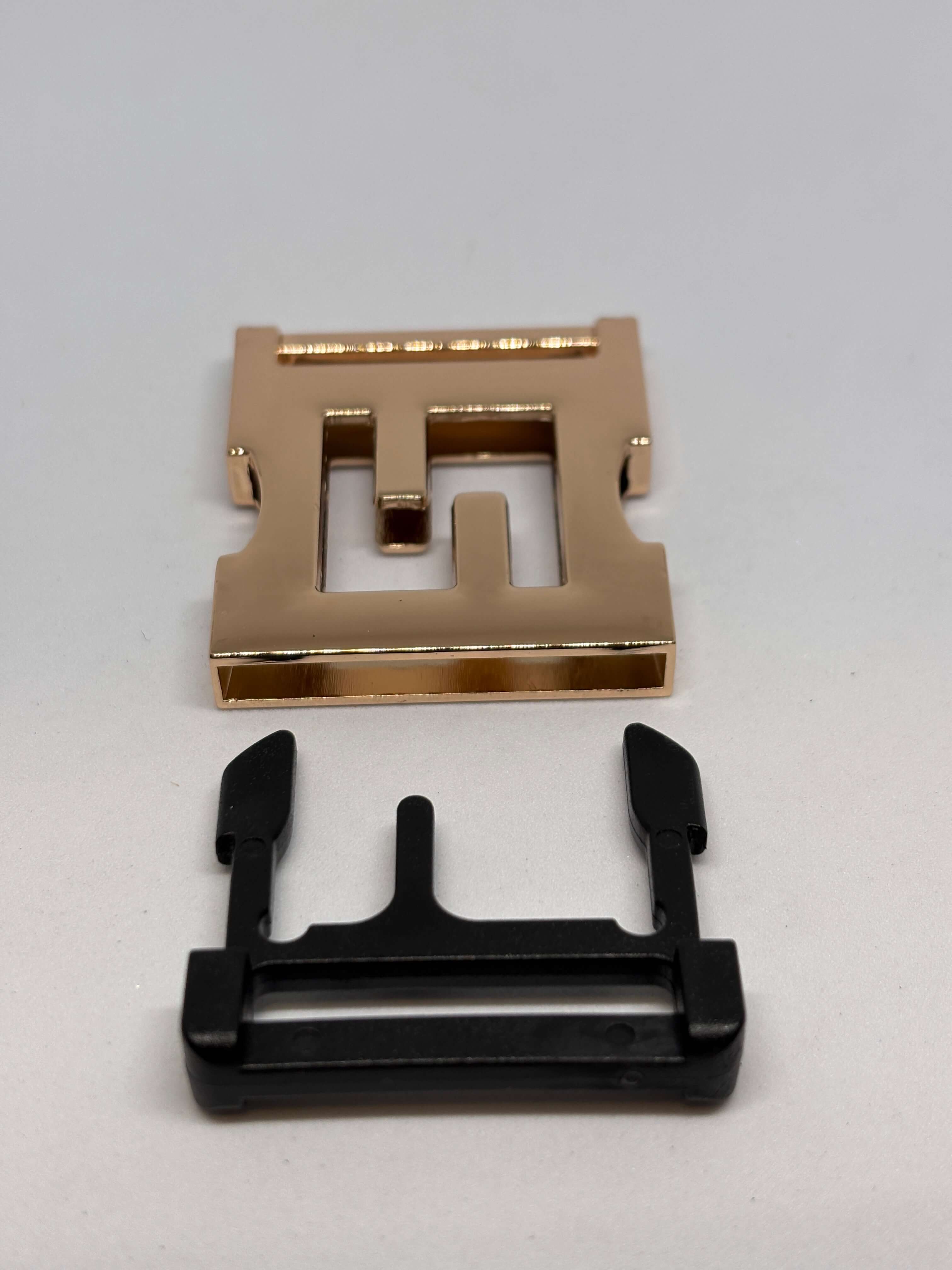 Hebilla E1490, hebilla de cinturón con diseño moderno y acabado brillante. belt buckle