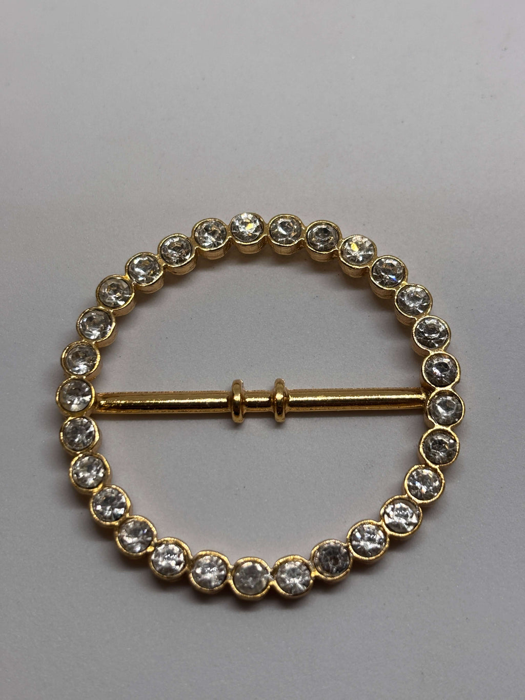 Hebilla F02493/400, hebilla de cinturón con detalles de cristales brillantes sobre fondo gris. belt buckle