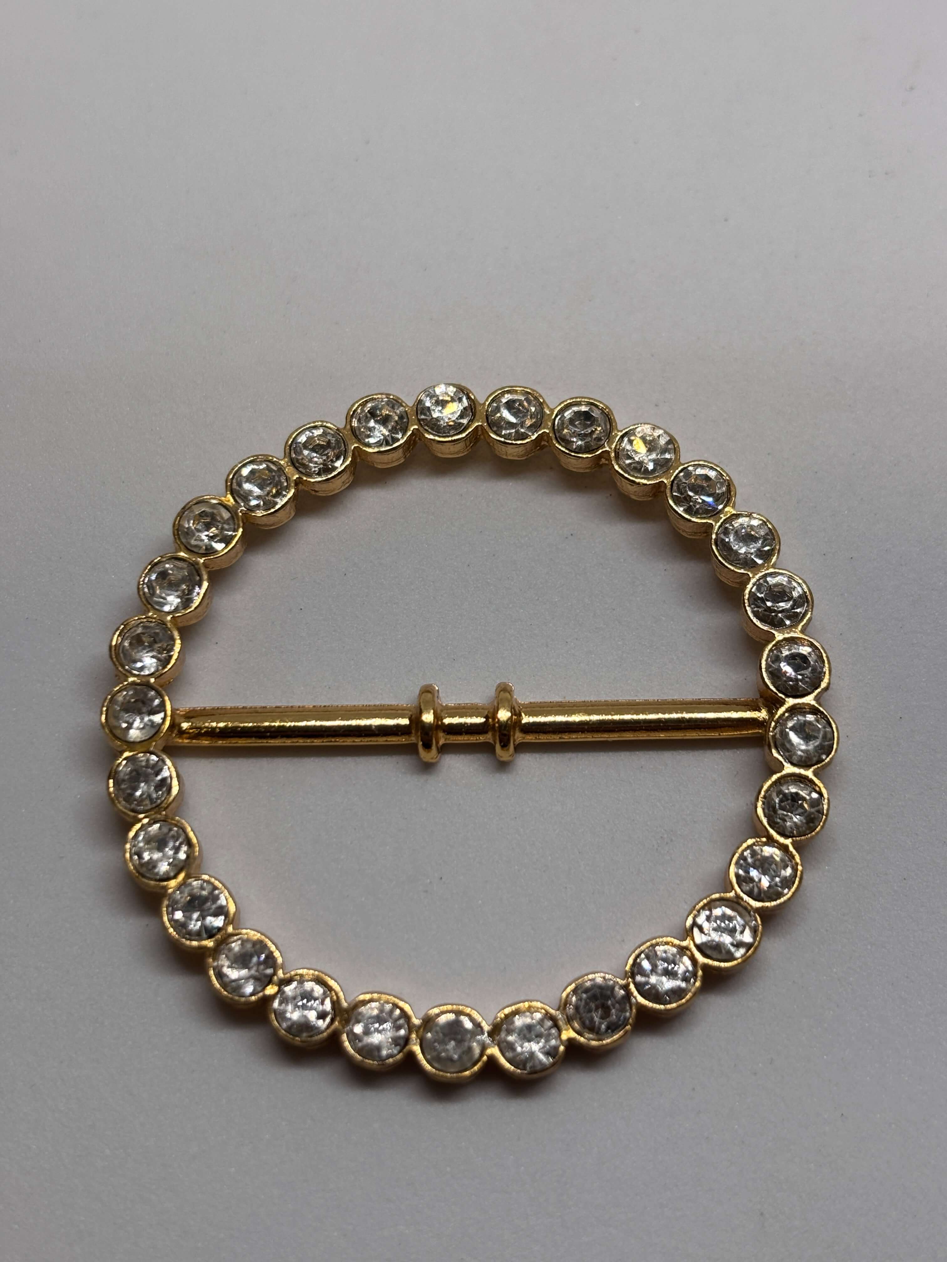 Hebilla F02493/400, hebilla de cinturón con detalles de cristales brillantes sobre fondo gris. belt buckle