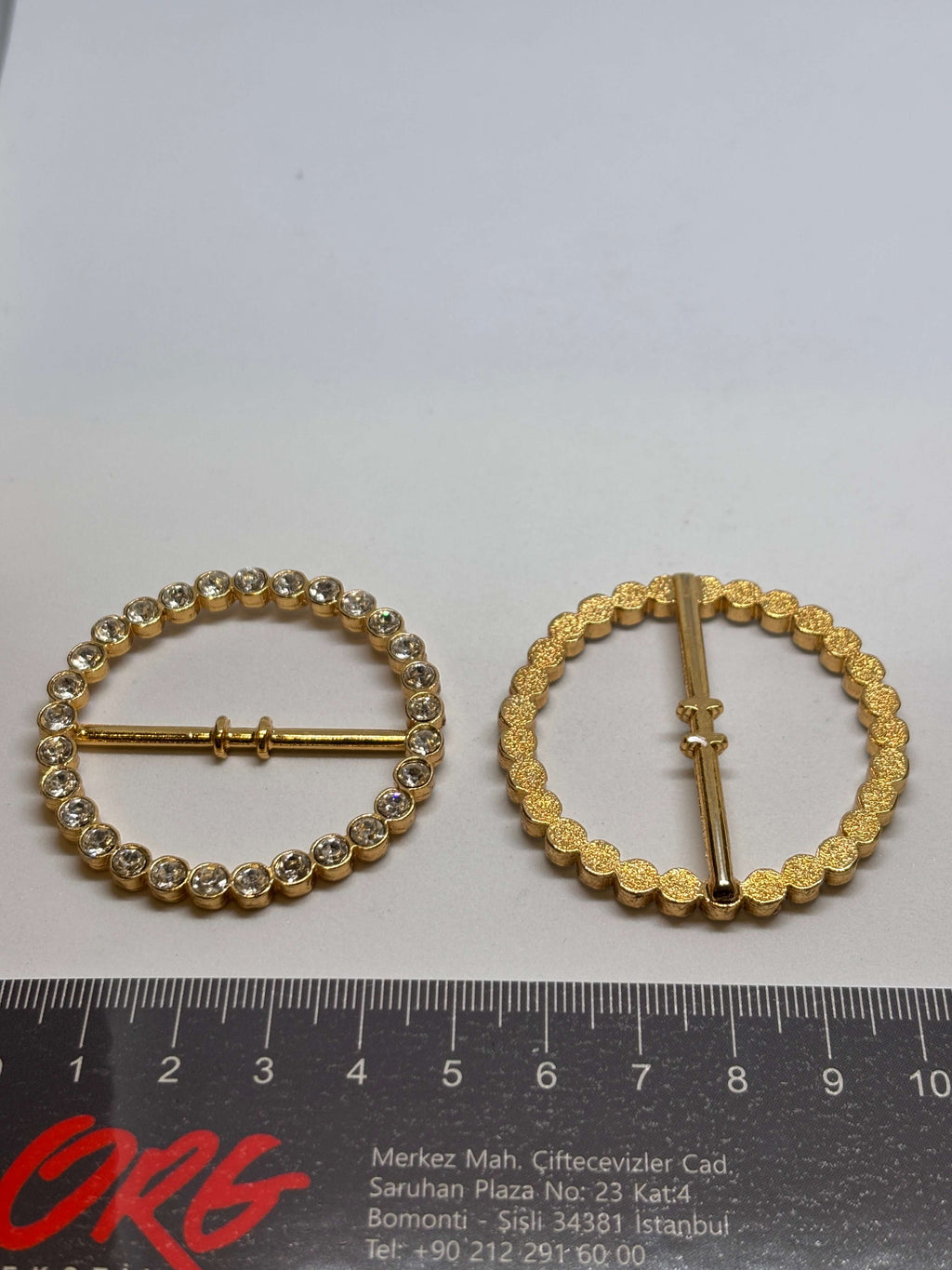 Hebilla F02493/400, hebilla de cinturón con detalles de cristales brillantes sobre fondo gris. belt buckle