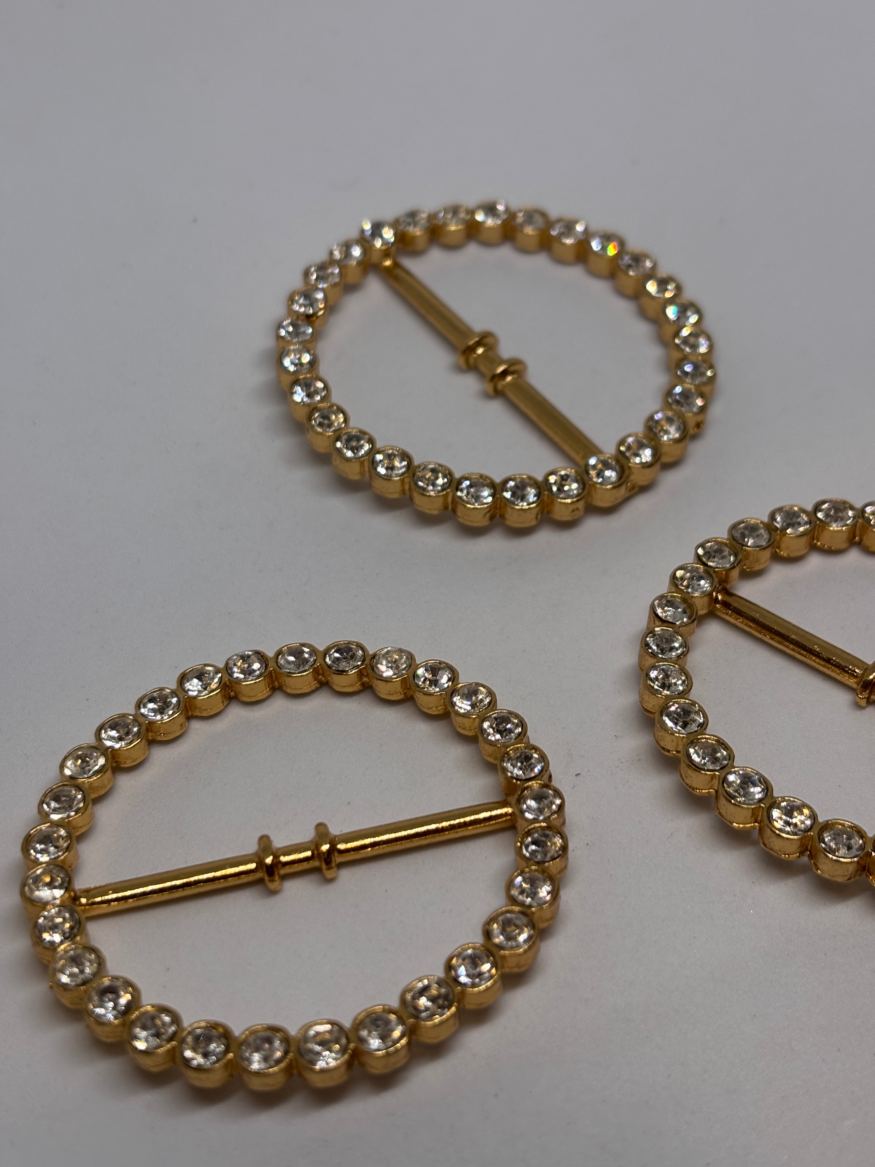 Hebilla F02493/400, hebilla de cinturón con detalles de cristales brillantes sobre fondo gris. belt buckle