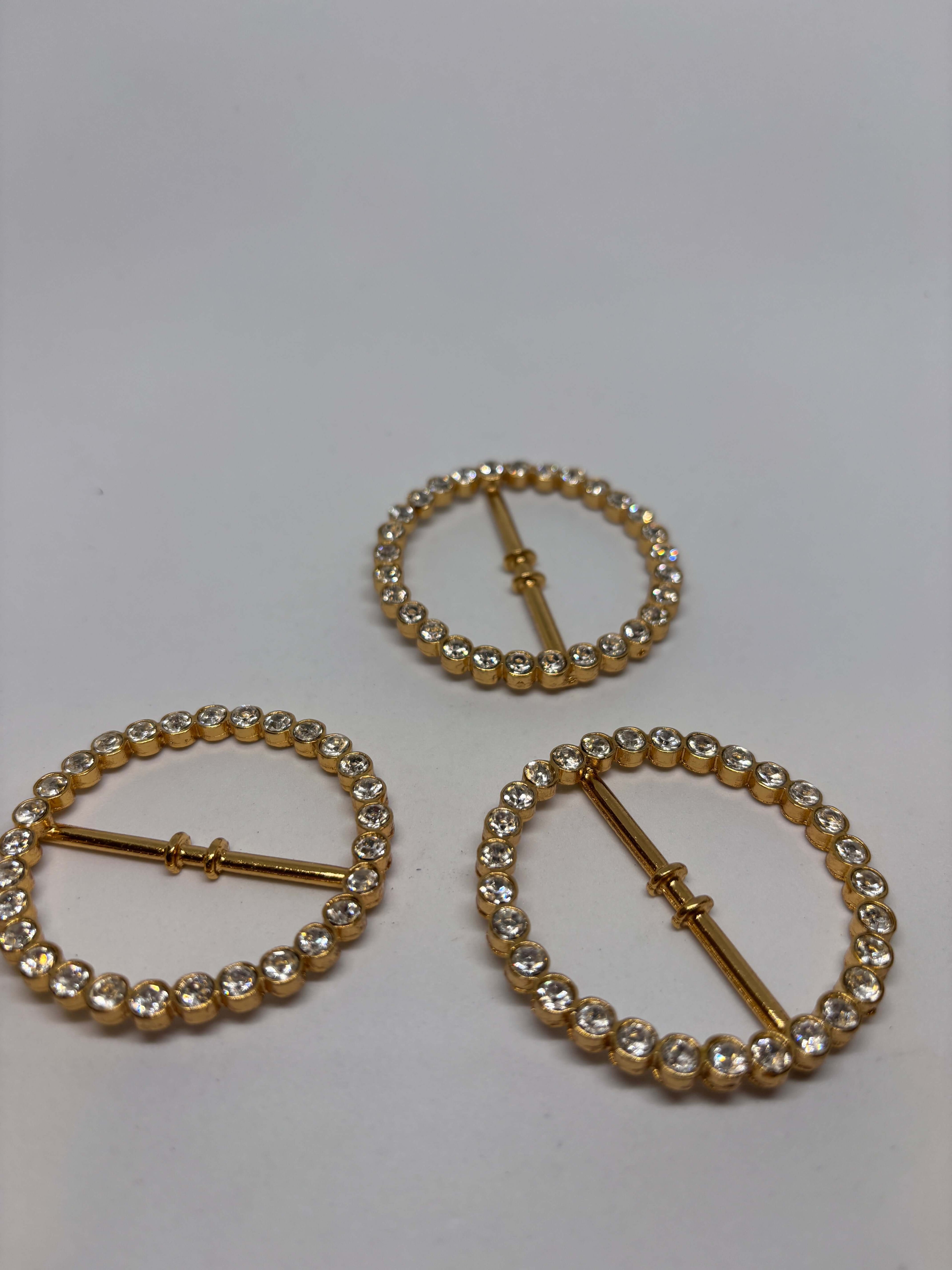 Hebilla F02493/400, hebilla de cinturón con detalles de cristales brillantes sobre fondo gris. belt buckle