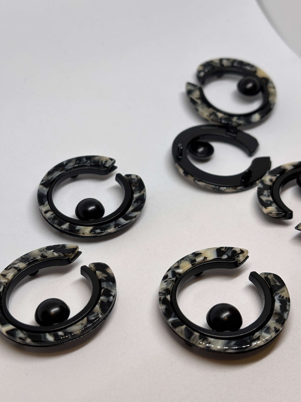 Hebilla R4502, hebilla de cinturon con diseño de tortuga y detalle negro. belt buckle