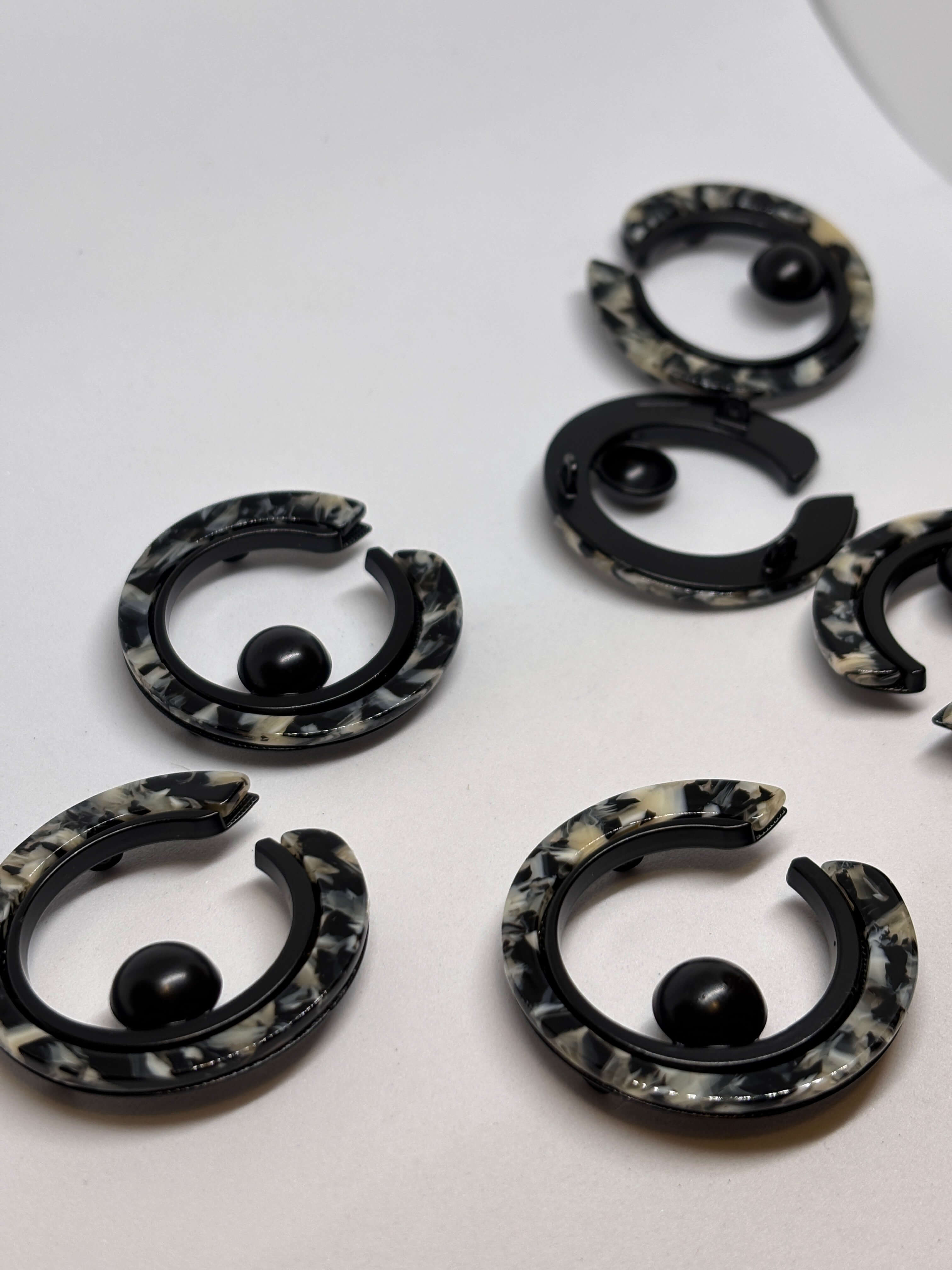 Hebilla R4502, hebilla de cinturon con diseño de tortuga y detalle negro. belt buckle