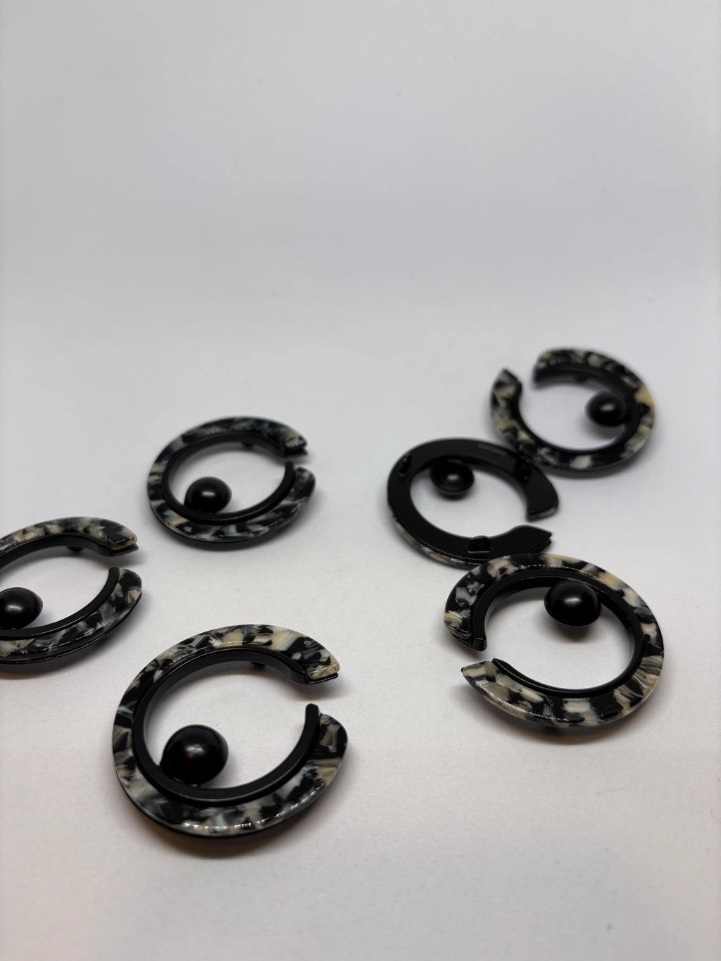 Hebilla R4502, hebilla de cinturon con diseño de tortuga y detalle negro. belt buckle