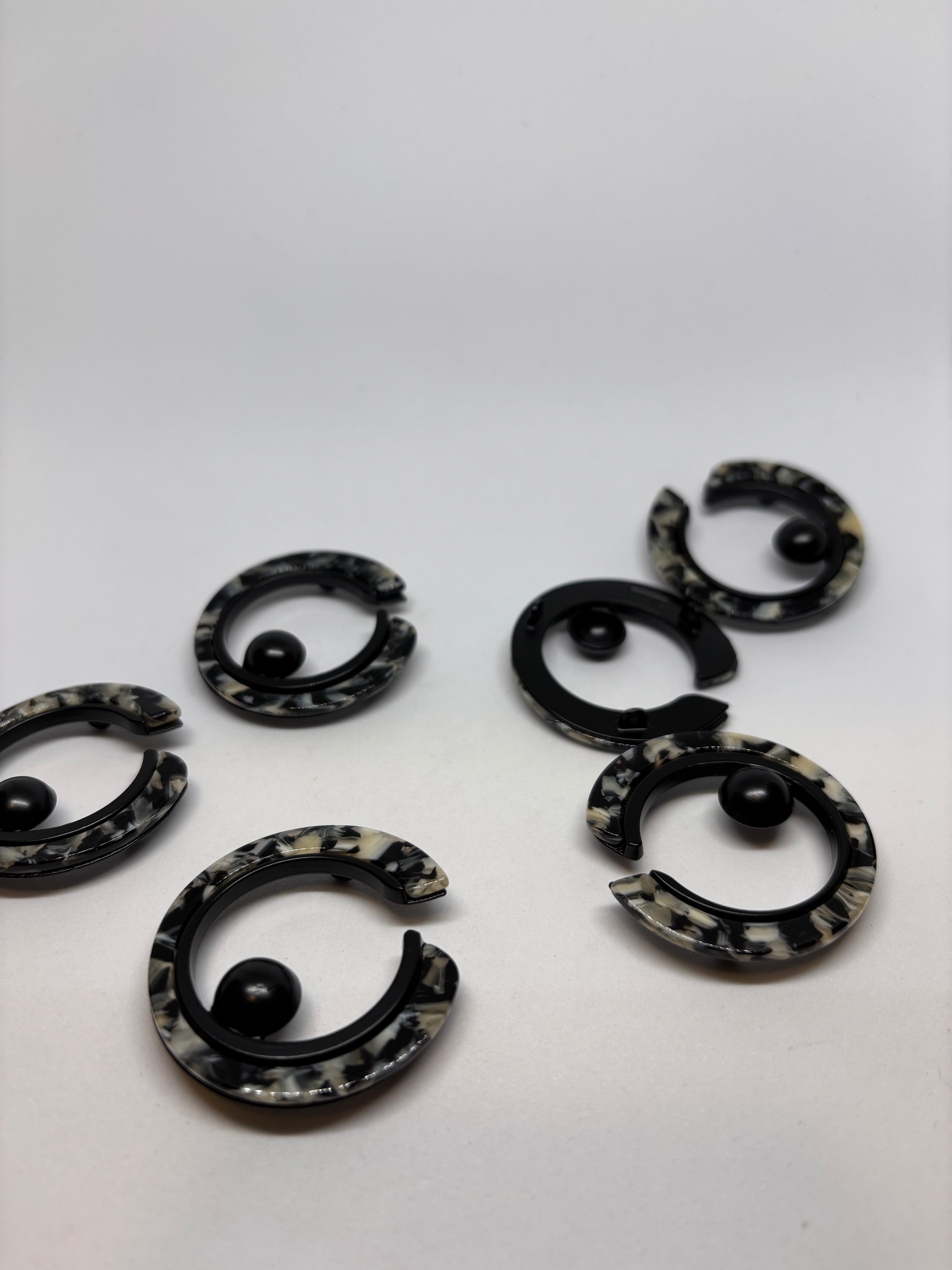 Hebilla R4502, hebilla de cinturon con diseño de tortuga y detalle negro. belt buckle