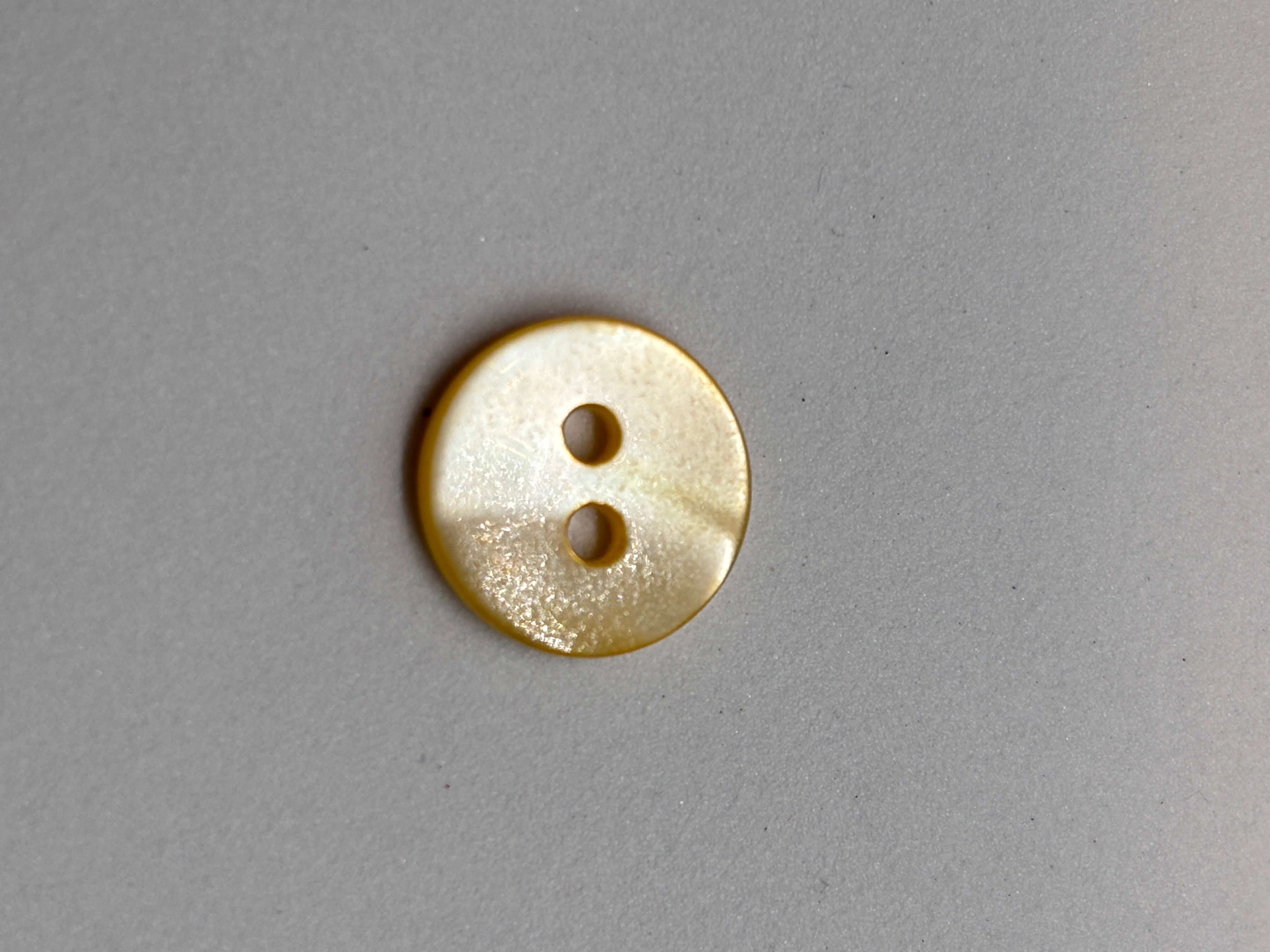 Botón 10 de nácar natural color marfil-crema, redondo con 2 agujeros, 13mm, lujo para sastrería premium. button