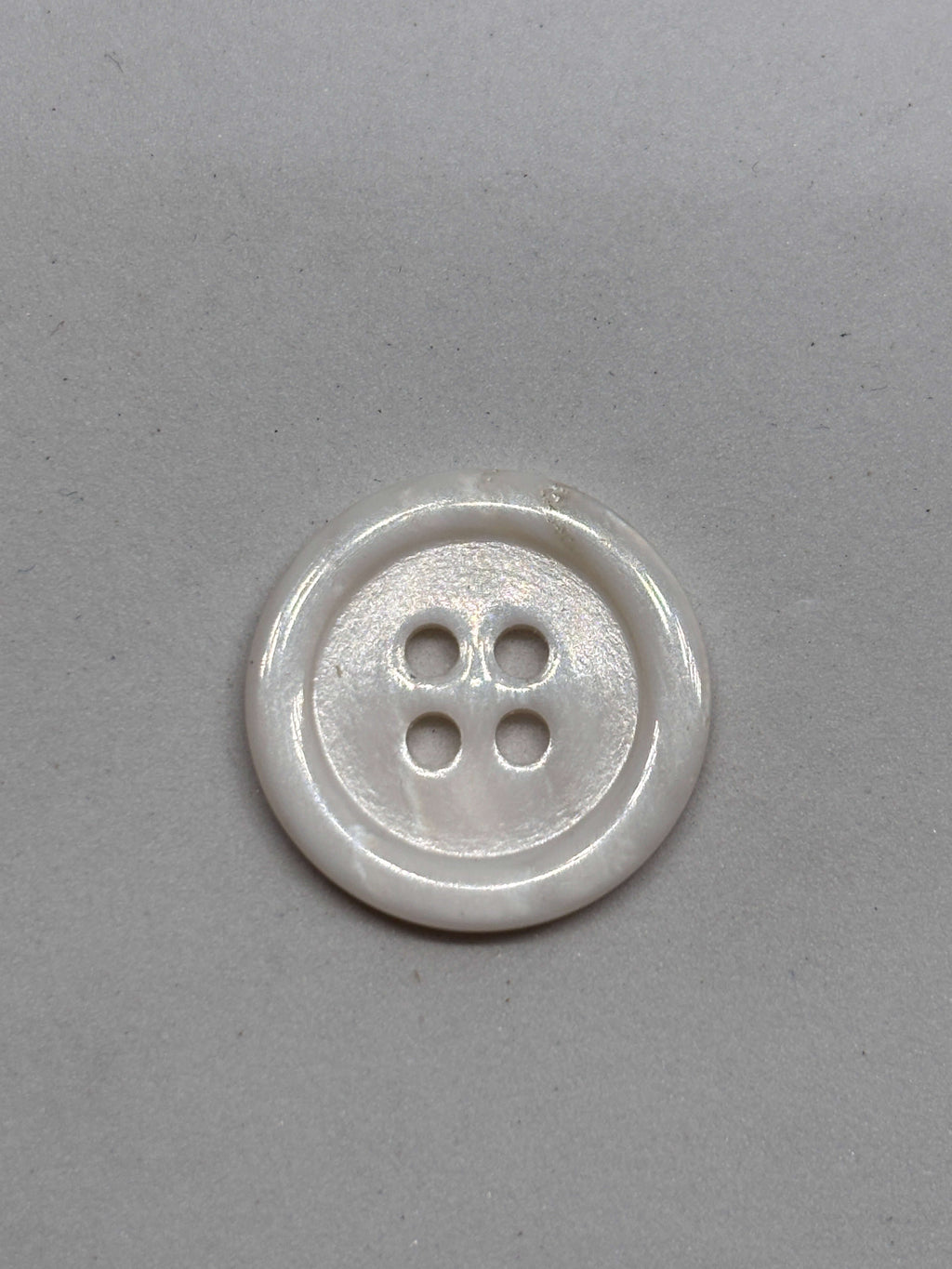 Botón 16R de concha natural con 4 agujeros y brillo iridiscente, 18-20mm, diseño clásico. button