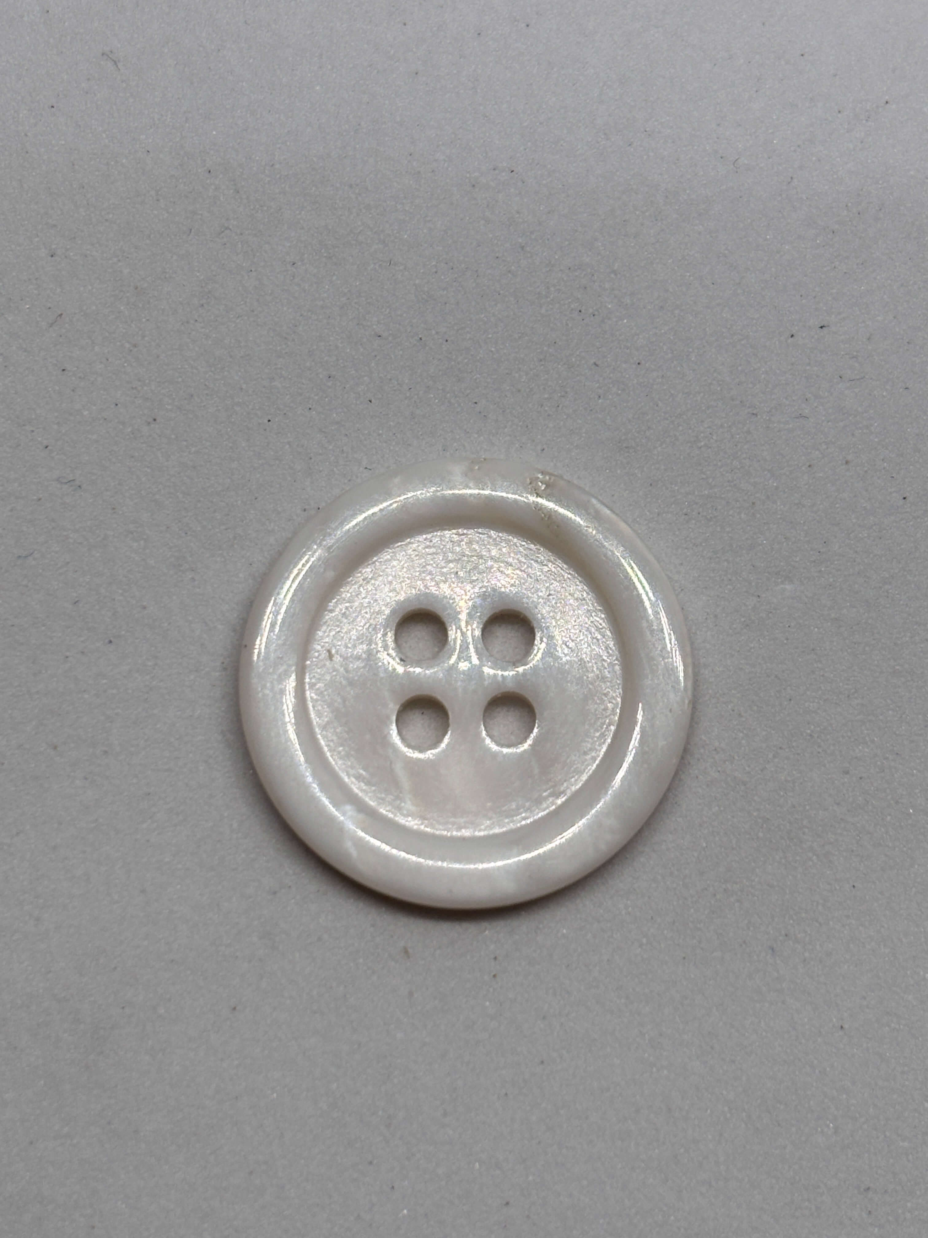 Botón 16R de concha natural con 4 agujeros y brillo iridiscente, 18-20mm, diseño clásico. button