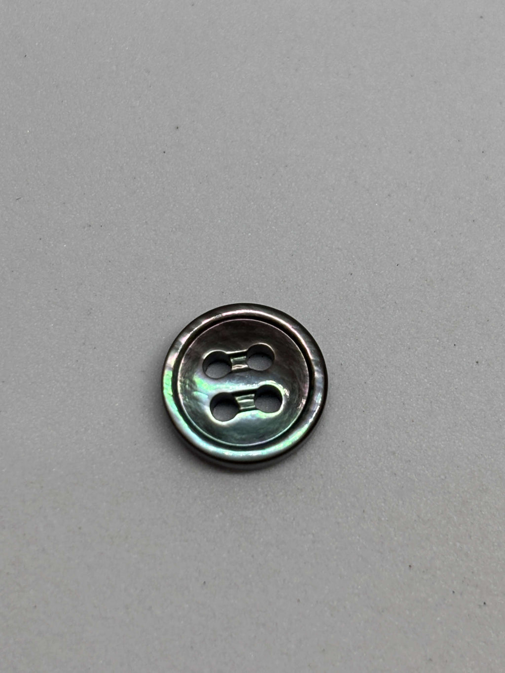 Botón 16TBP Nácar Natural 4 Agujeros 10mm con acabado perlado iridiscente para sastrería elegante. button
