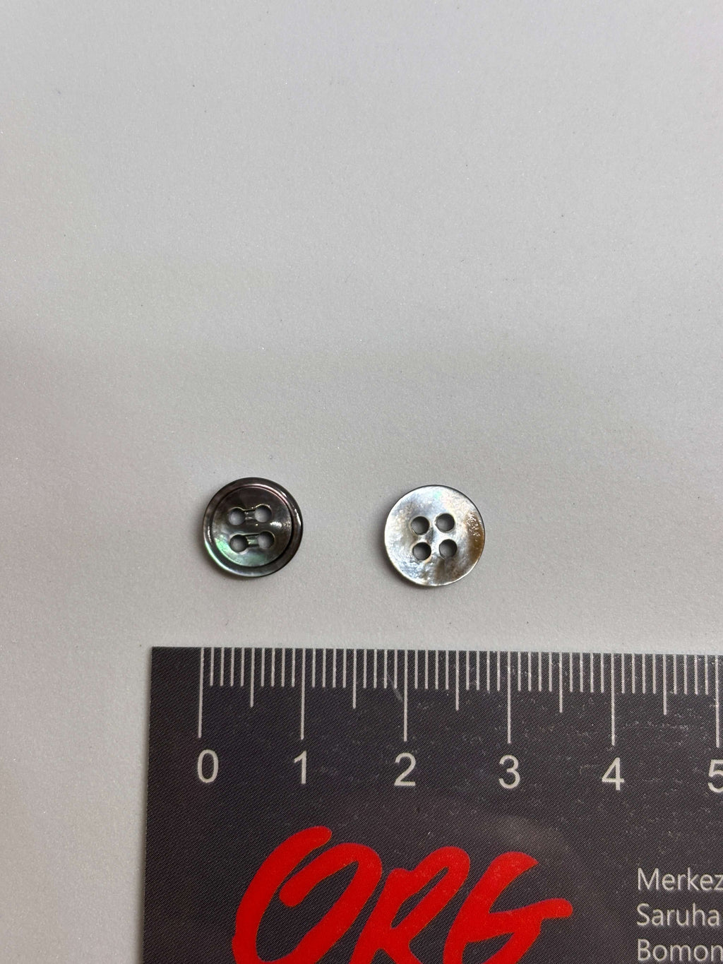 Botón 16TBP Nácar Natural 4 Agujeros 10mm con acabado perlado iridiscente para sastrería elegante. button