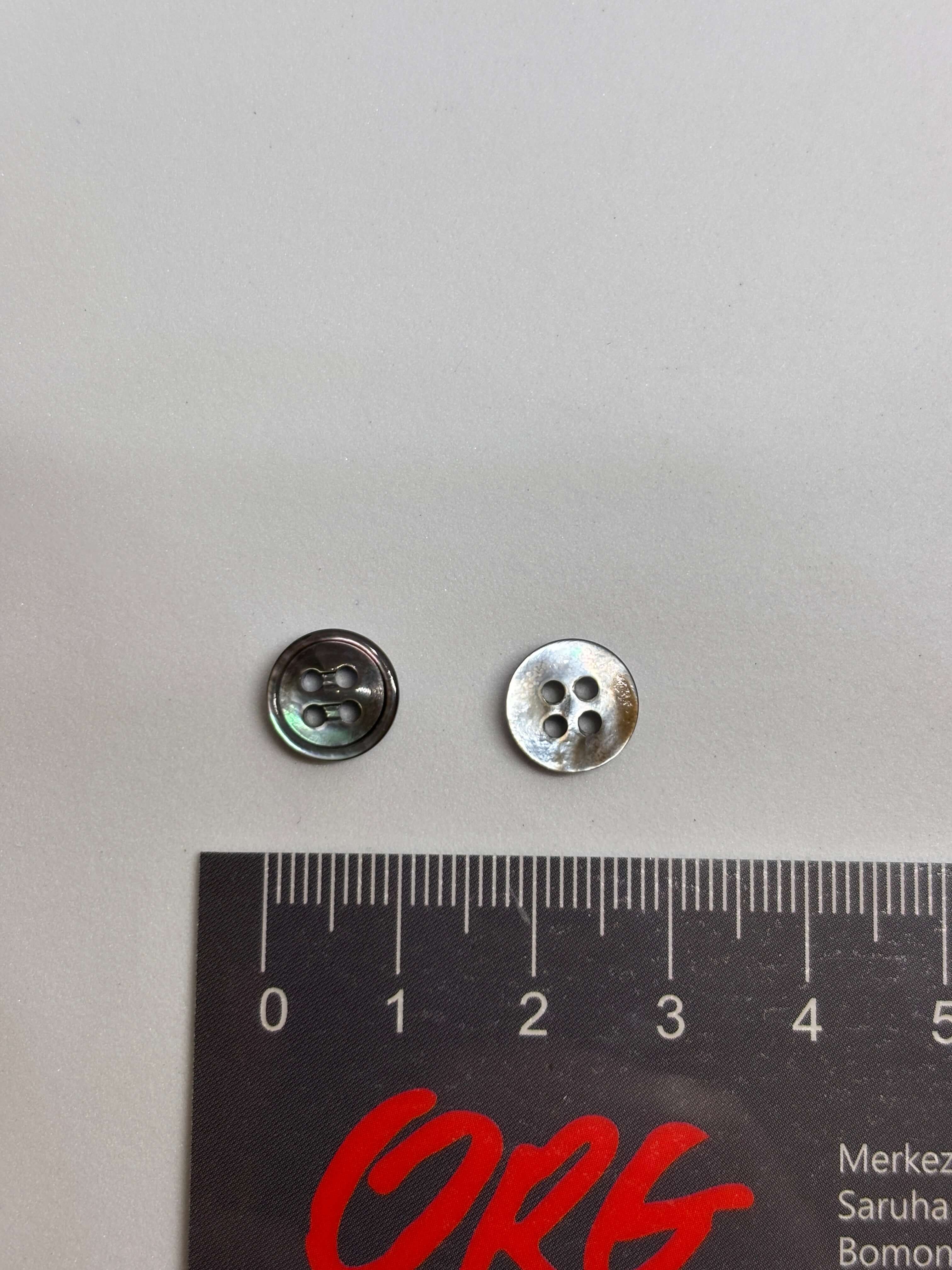 Botón 16TBP Nácar Natural 4 Agujeros 10mm con acabado perlado iridiscente para sastrería elegante. button