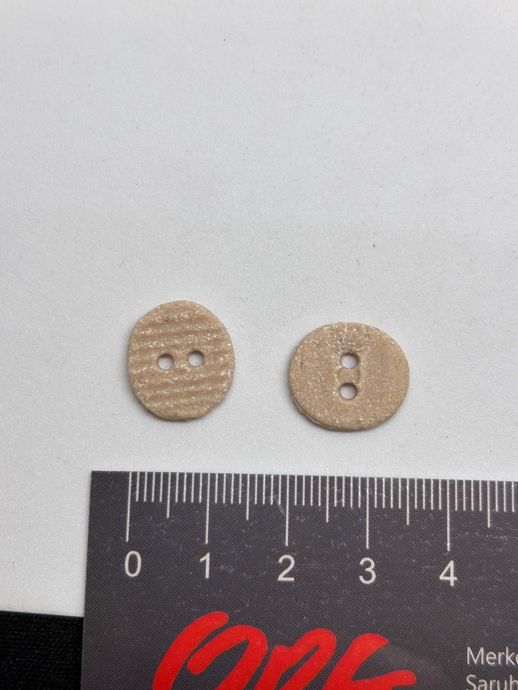 Botón 1723 de piedra natural beige con 2 agujeros, 15mm, superficie texturizada para sastrería refinada. button