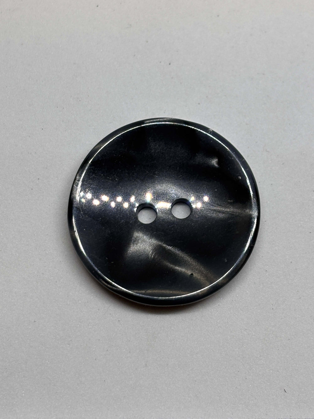 Botón 201/77 Nácar Natural 2 Agujeros 28mm Negro, lujoso y brillante, ideal para sastrería premium. button