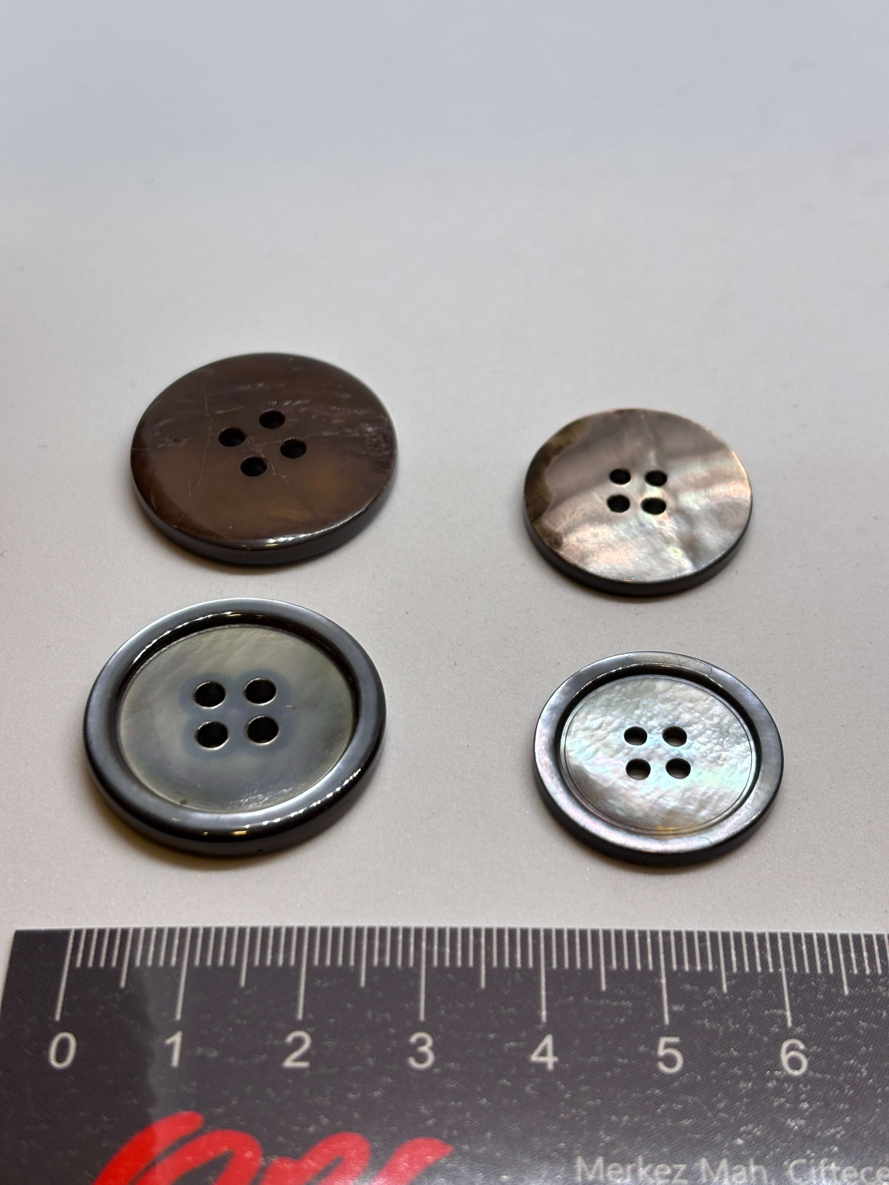 Botón 351 Nácar Natural de 4 agujeros, diseño redondo clásico y brillo iridiscente, disponible en tamaños 22-28mm. button