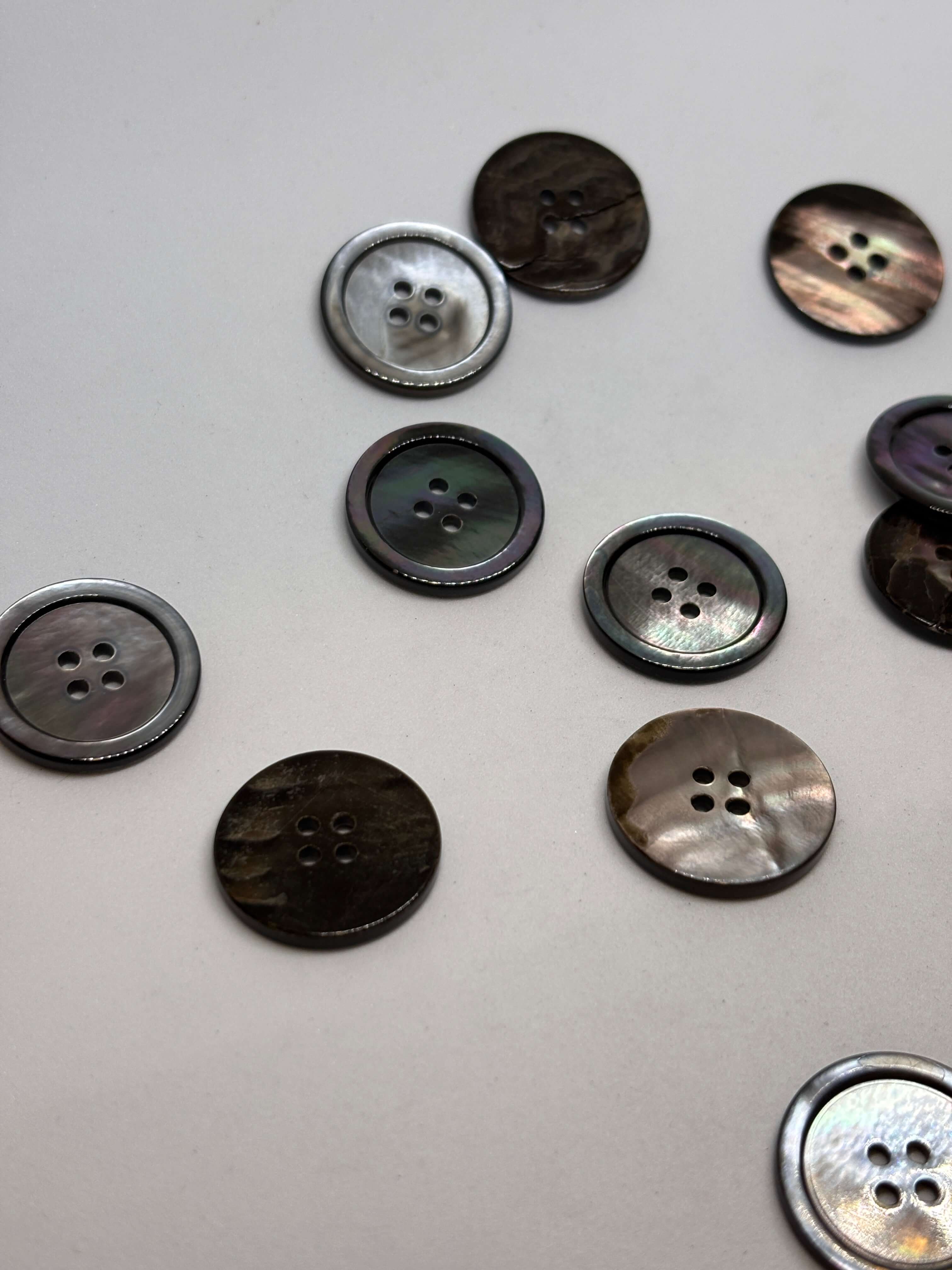 Botón 351 Nácar Natural de 4 agujeros, diseño redondo clásico y brillo iridiscente, disponible en tamaños 22-28mm. button