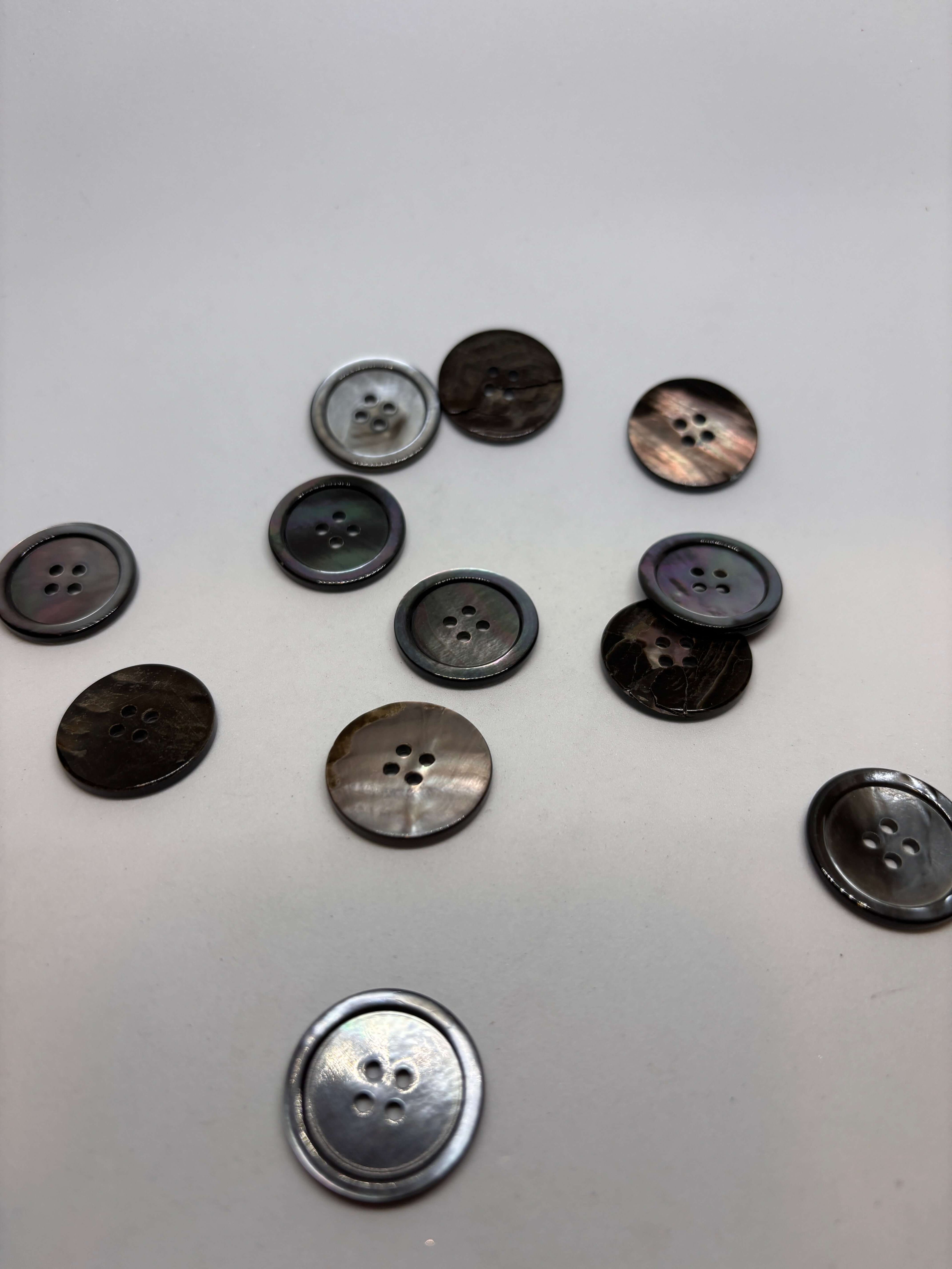 Botón 351 Nácar Natural de 4 agujeros, diseño redondo clásico y brillo iridiscente, disponible en tamaños 22-28mm. button