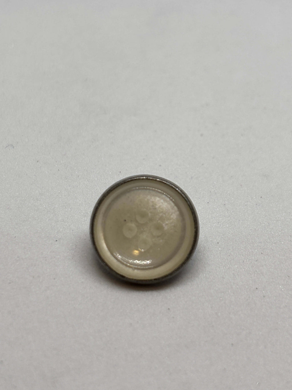 Botón 382/26 de vástago en plata de 11 mm, con acabado elegante y diseño de 4 agujeros. button