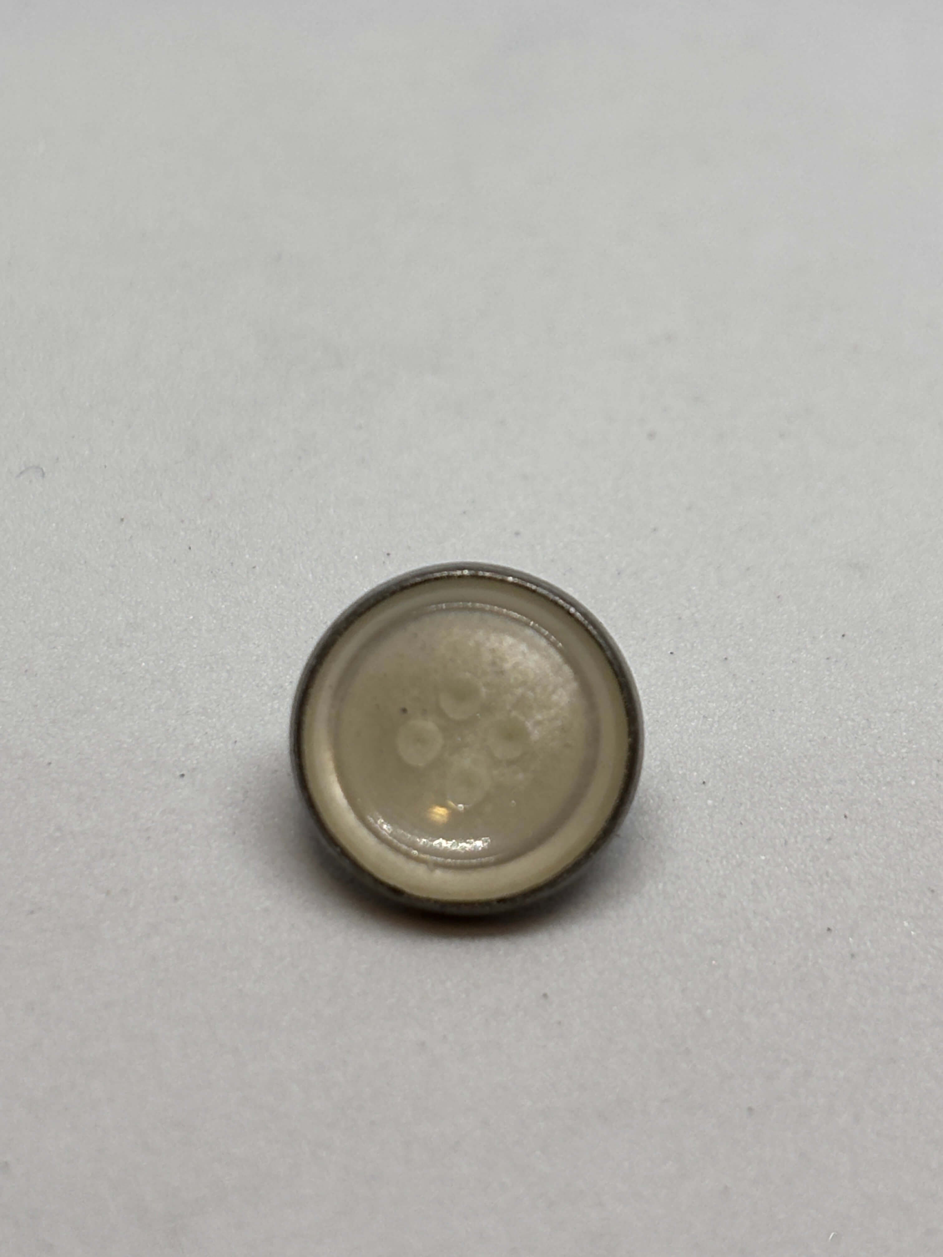 Botón 382/26 de vástago en plata de 11 mm, con acabado elegante y diseño de 4 agujeros. button