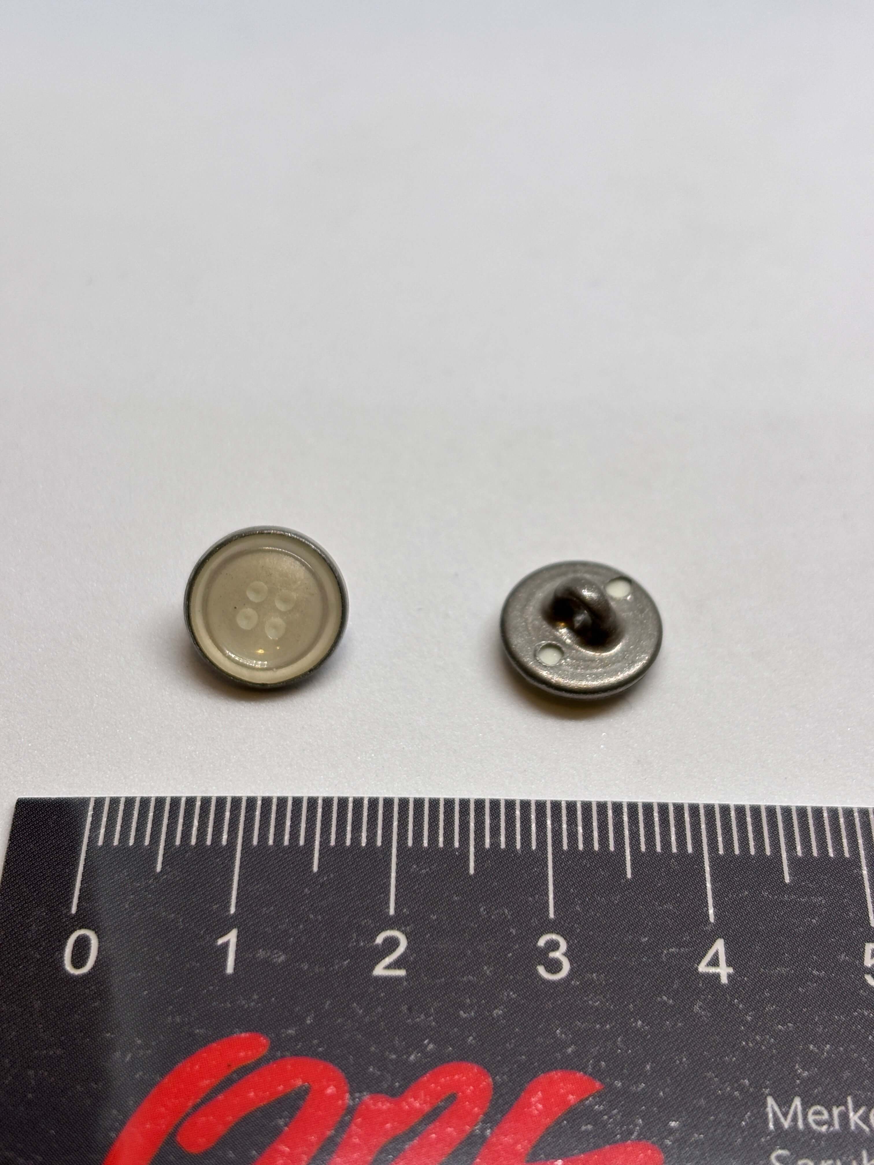 Botón 382/26 de vástago en plata de 11 mm, con acabado elegante y diseño de 4 agujeros. button